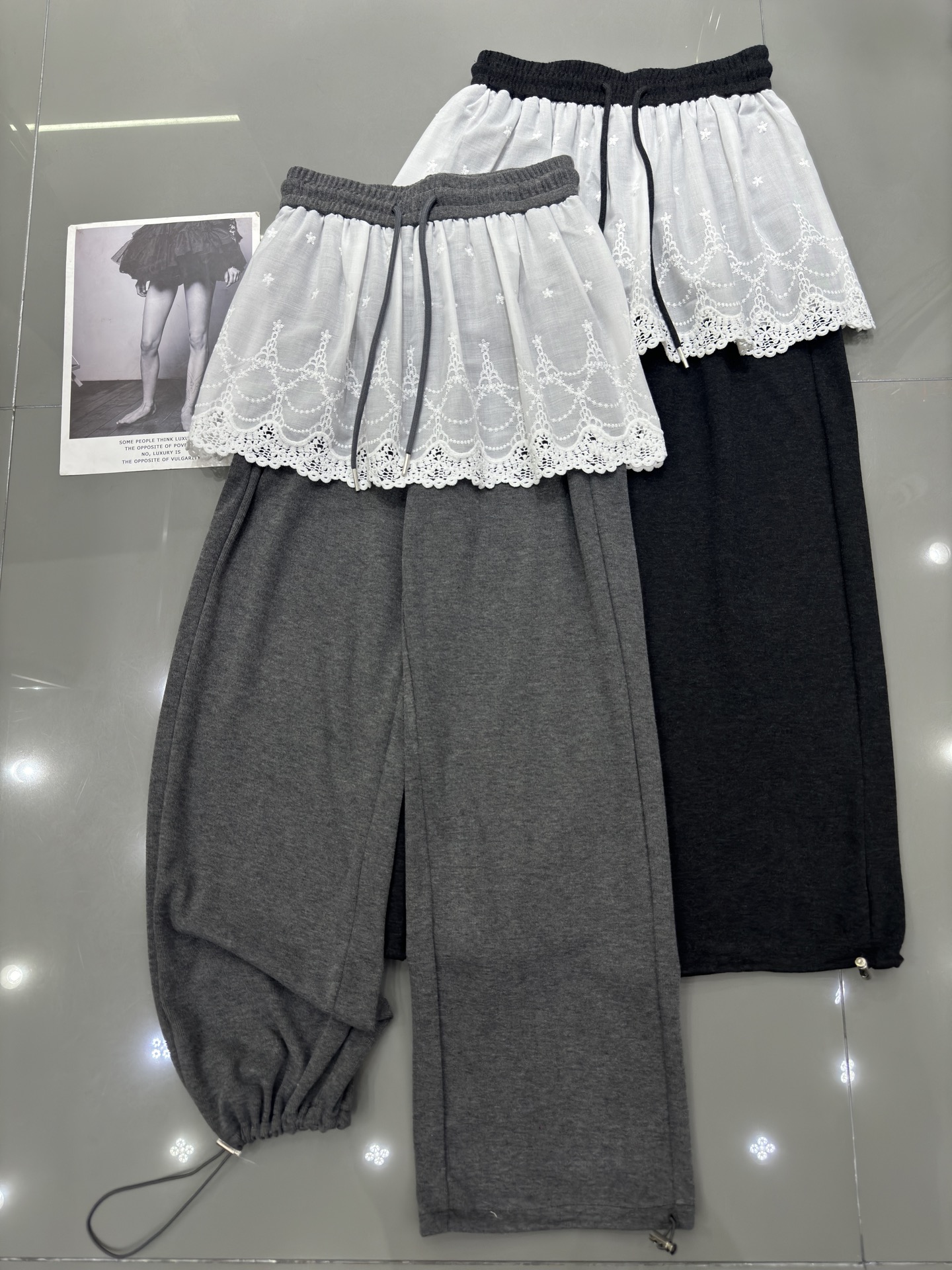 NO:314291,Miumiu New style fake two-piece lace lace skirt and trousers, adjustable hem, two-wear design, super soft and comfortable fabric, new hot series fashionable and fashionable, super cost-effective, two-color smlxl,,miumiu, skirts,alexander wang19860909miumiu 新款 假两件蕾丝花边屁帘裙裤 下摆可调节两穿设计 面料超柔软舒适 新爆款系列时尚洋气 性价比超高 两色smlxl,,miumiu,skirts,alexander wang,Women's clothing