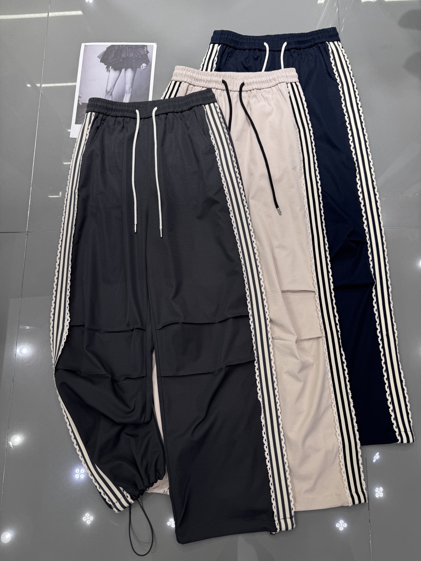 NO:314289,Miumiu new style, side striped threaded lace casual pants, a very fashionable style, casual with a little girlish style, waterproof and micro-elastic fabric, texture is absolutely unique, three-color smlxl,,miumiu,alexander wang19860909miumiu 新款 侧边条纹拼螺纹花边休闲裤 非常时尚的一款 休闲带点小女生范感 防水微弹面料 质感决绝子 三色smlxl,,miumiu,alexander wang,Women's clothing