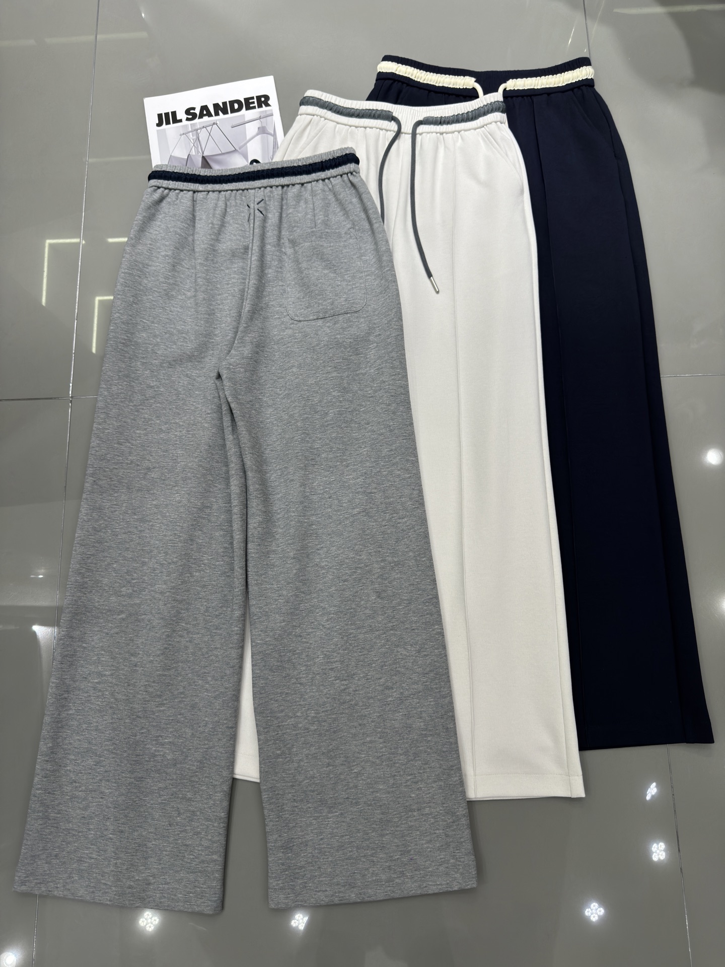 NO:316170,MM popular rear embroidered logo straight-leg pants, cotton material is soft and comfortable, contrasting waist webbing, the middle three-dimensional edge can modify the legs, the upper body is slim, casual and versatile, three-color smlxl,,alexander wang19860909MM 爆款后刺绣logo直筒裤 棉料柔软舒适 腰撞色织带 中间立体边可做到修饰腿型 上身显瘦 休闲百搭 三色 smlxl,,alexander wang,Women's clothing