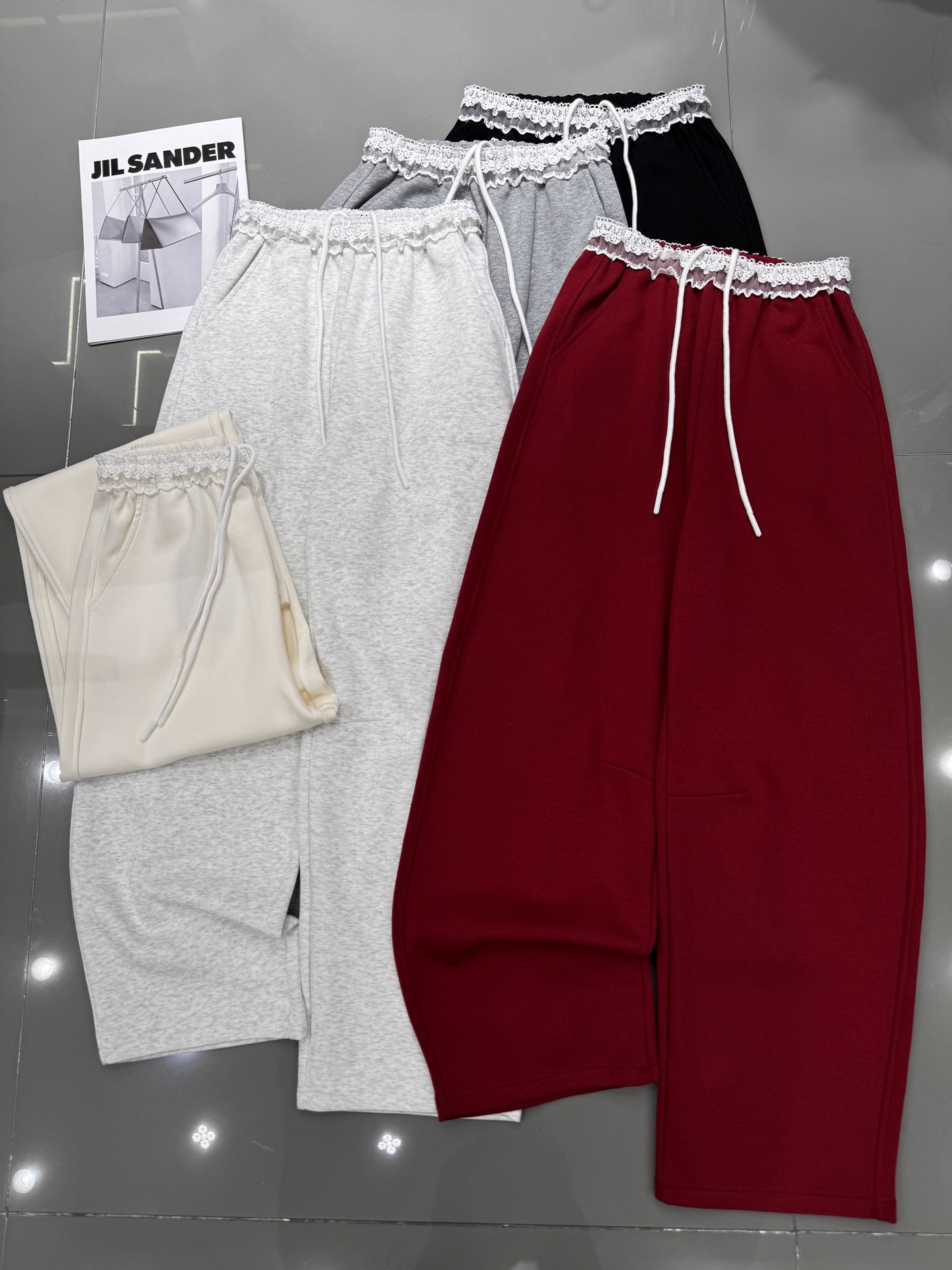 NO:316184,Miumiu - New waist spliced ​​lace banana pants, composite cotton material, design with a little feminine flavor, can be salty or sweet, full of fashion sense, essential for casual age reduction, five-color smlxl,,miumiu,alexander wang19860909miumiu-新款腰拼接蕾丝香蕉裤 复合棉料 设计带点小女人味 可盐可甜 时尚感满满 休闲减龄必备 五色 smlxl,,miumiu,alexander wang,Women's clothing