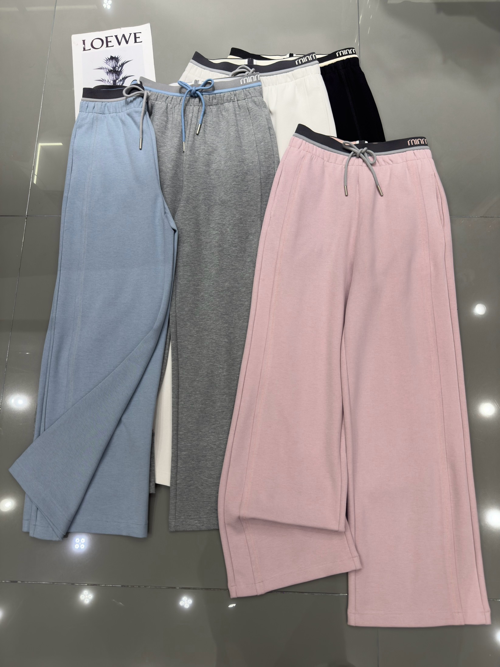 NO:323420,MiuMiu- New contrasting thread elastic high-waist casual pants with bright wire design on the sides to modify the leg shape. The color combination is also very beautiful. The color is full of spring and summer atmosphere~ Five-color smlxl,,miumiu,alexander wang19860909MiuMiu- 新款撞色螺纹松紧高腰休闲裤 侧边采用衔接明线设计 可做到修饰腿型 颜色搭配也是非常好看滴 颜色满满的春夏气息感～ 五色 smlxl,,miumiu,alexander wang,Women's clothing