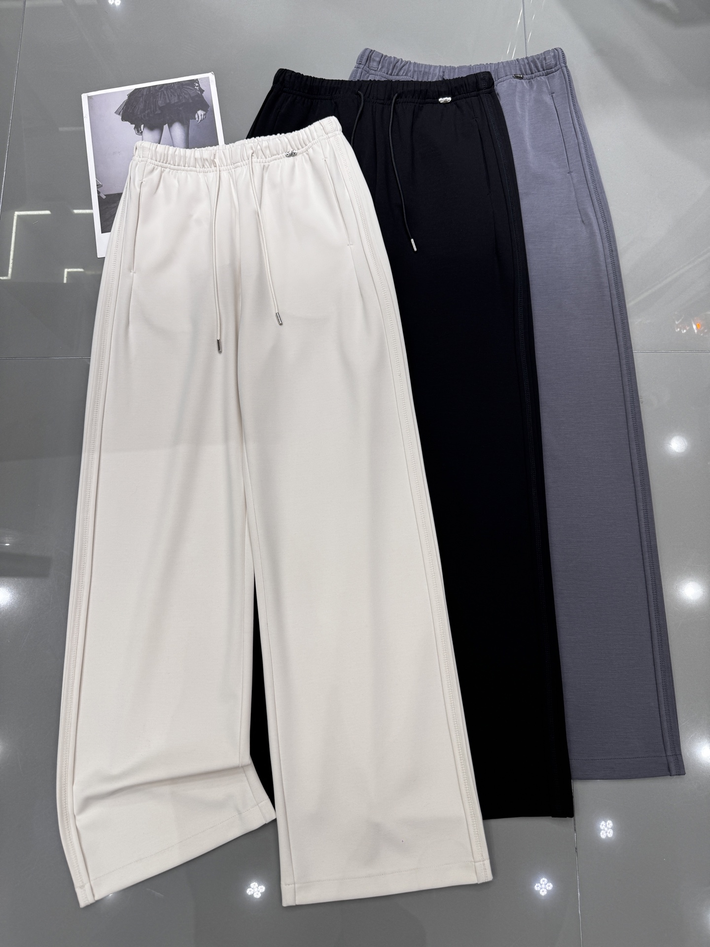 NO:307157,Celin*Celin New simple version wide-leg pants, left waist logo metal logo, side three-dimensional bright line, composite tint cotton material, excellent texture, versatile and slim three-color smlx,,celine,celine,alexander wang19860909Celin*赛琳 新款简约版阔腿裤 左腰logo金属标 侧立体明线 复合天丝棉料 质感绝绝子 百搭显瘦 三色smlx,,celine,celine,alexander wang,Women's clothing