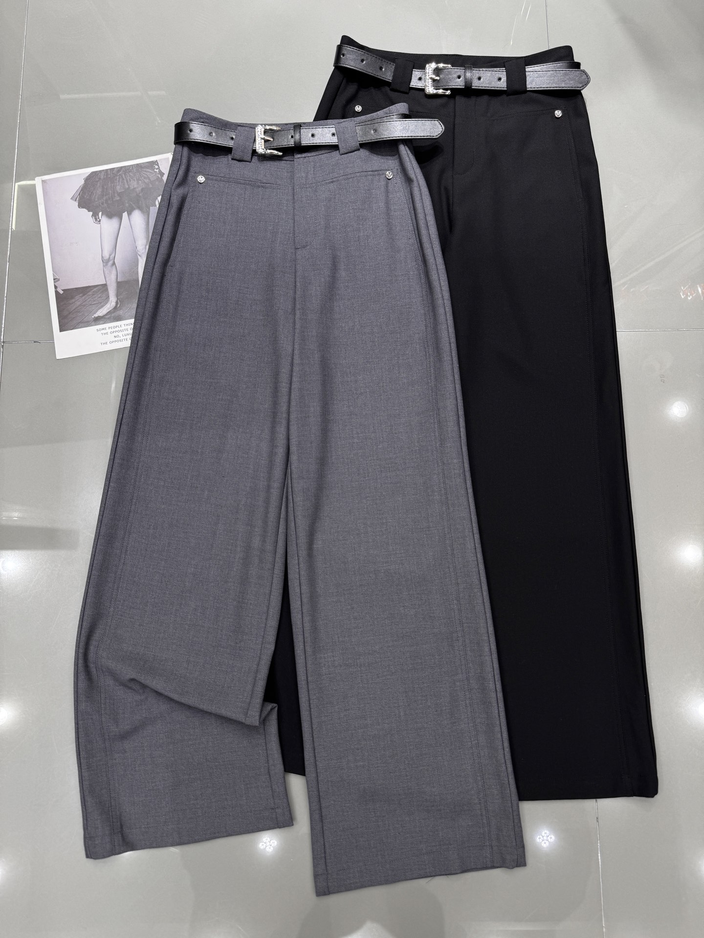 NO:307145,MiuMiu - New M small round label Tiansi thin wide-leg trousers with customized metal buckle belt. The fabric is super texture. The upper body looks slim. Simple brand. Gray black smlxl,,miumiu,alexander wang19860909MiuMiu - 新款M小圆标天丝薄料阔腿西裤 配定制金属扣皮带 面料质感超强 版型正 上身显瘦 简约大牌 灰色黑色 smlxl,,miumiu,alexander wang,Women's clothing