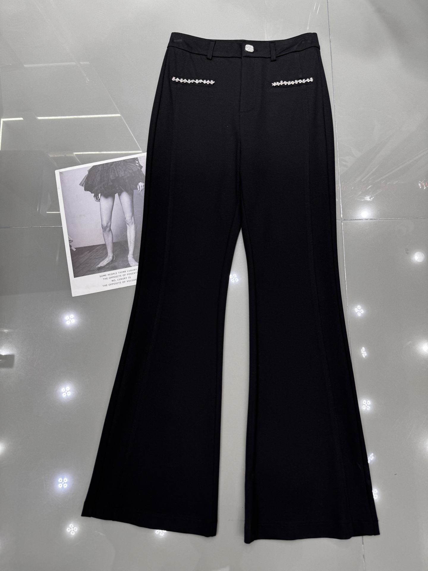 NO:306650,MiuMiu - New style of irregular pockets with thin flash diamonds and thin trousers. Very exquisite woman's style. Upper body temperament style. Modify long legs. High elastic fabric. Huge sentences to make you look slim. Monochrome sml,,miumiu,alexander wang.19860909MiuMiu -新款收口袋不规则细闪钻薄料微喇裤 非常精致女人的风格 上身气质范 修饰大长腿 高弹力面料 巨句显瘦 单色 sml,,miumiu,alexander wang,Women's clothing