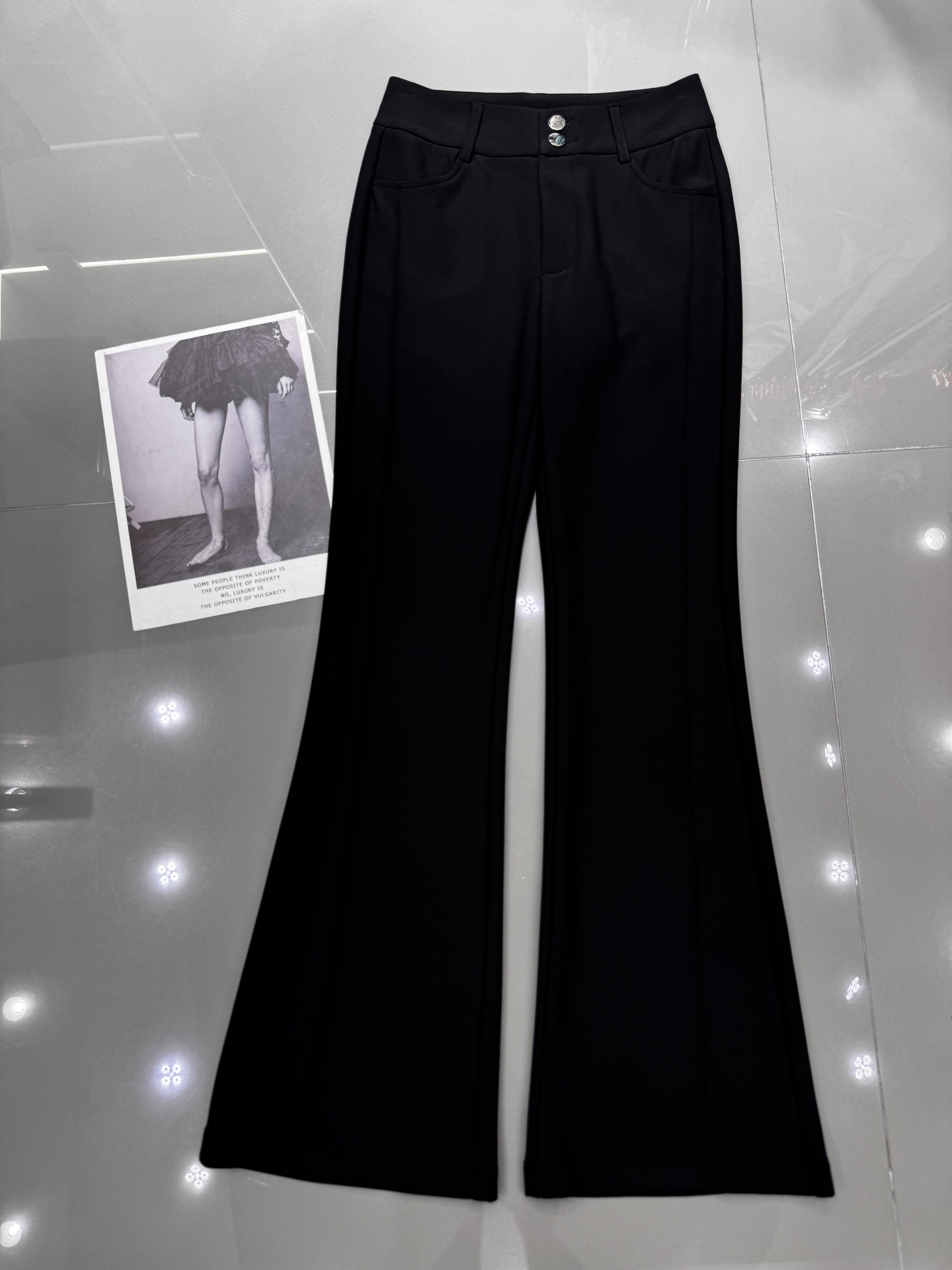 NO:306647,Saint sauren* Saint Laurent New Net Edition Double-buckle Mid-high Waisted Micro-flare Trousers Fabric with elasticity Strong texture Big and slim upper body Single color smlxl,,saint laurent,saint laurent,alexander wang19860909Saint sauren*圣罗兰 新款净版双扣中高腰微喇裤 面料带弹力 质感强 上身巨巨显瘦 单色 smlxl,,saint laurent,saint laurent,alexander wang,Women's clothing