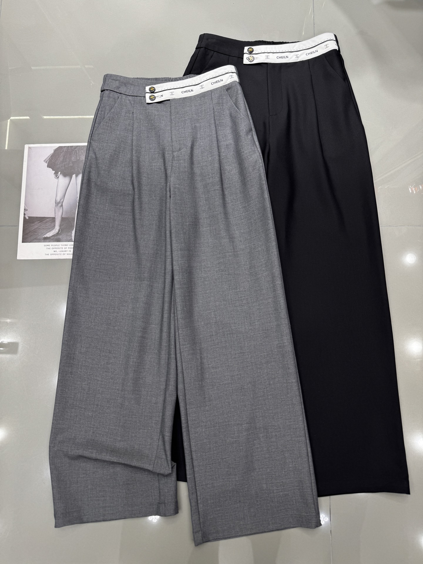 NO:306672,Celine Celine New style of irregular waist color-blocking double-button thin trousers, fabric dripping, quality rod dripping, high-end custom gray, style design does not pick on body shape, fashionable and generous, two-color smlxl,,celine,celine,alexander wang19860909Celine 赛琳 新款腰不规则拼色双扣薄款西裤 面料垂坠质感好 品质杆杆滴 高级定制灰 版型设计不挑身材 时尚大方 两色 smlxl,,celine,celine,alexander wang,Women's clothing