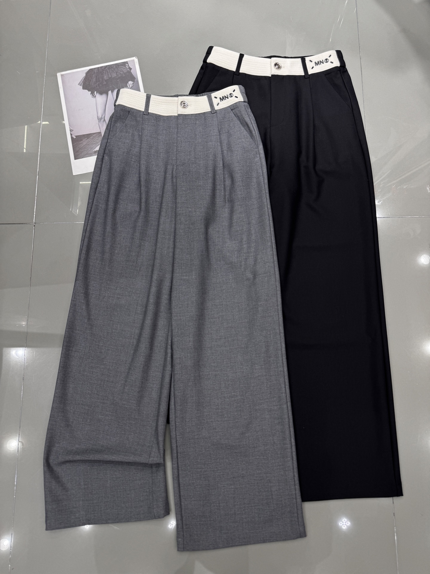 NO:306669,MM6 niche new waist three-dimensional logo contrasting color thin trousers. The straight and loose upper body effect is very good. It makes you look taller and thinner. The elastic design of the rear is strong inclusive. Two-color smlxl,,masion margiela,alexander wang19860909MM6 小众新款腰立体logo撞色织薄款西裤 版型直筒微微宽松 上身效果非常好 显高显瘦 后松紧设计 包容性强 两色smlxl,,masion margiela,alexander wang,Women's clothing