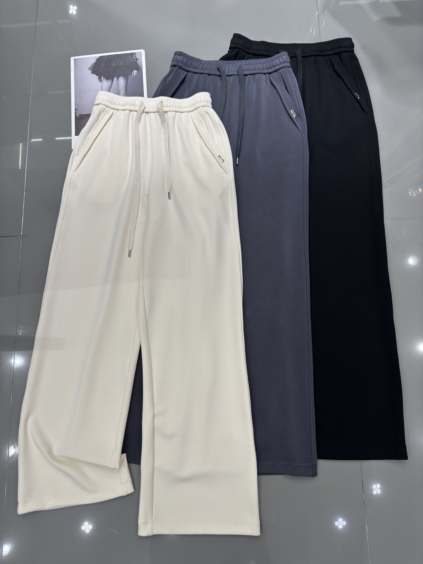 NO:306663,Chanel Xiaoxiang - New pocket logo metallic standard fashionable copper-ammonia straight-leg pants. The fabric is soft and comfortable. The drape is very good. Whoever wears the upper body looks slimming. Very versatile. Three-color smlxl, chanel, alexander wang19860909Chanel 小香-新款口袋logo金属标时尚铜氨丝直筒裤 面料柔软舒适 垂感非常好 上身谁穿谁显瘦 非常百搭 三色 smlxl,,chanel,alexander wang,Women's clothing