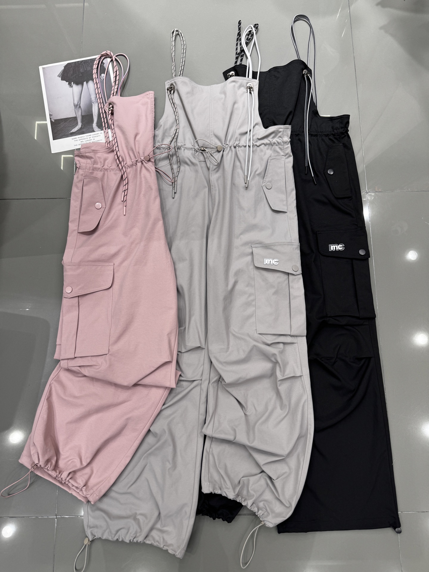 NO:307597,BALENCIAG* Balenciaga new large pocket drawstring waist strap wide-leg pants. The mandarin duck shoulder strap is very distinctive. The legs are adjusted and the loose style can be worn when worn. It is a simple T-shirt. The effect is decisive. Fashion and trendy cool look. The cost-effectiveness is super high. SMLXL,,balenciaga,balenciaga,tees,t-shirt,alexander wang19860909BALENCIAG* 巴黎世家新款大口袋抽绳收腰背带阔腿裤 鸳鸯肩带非常有特色 裤脚都调节两穿宽松版型胖瘦都可穿哦 搭配简单T恤 效果决绝子 时尚潮流酷酷look 性价比超高smlxl,,balenciaga,balenciaga,tees，t-shirt,alexander wang,Women's clothing