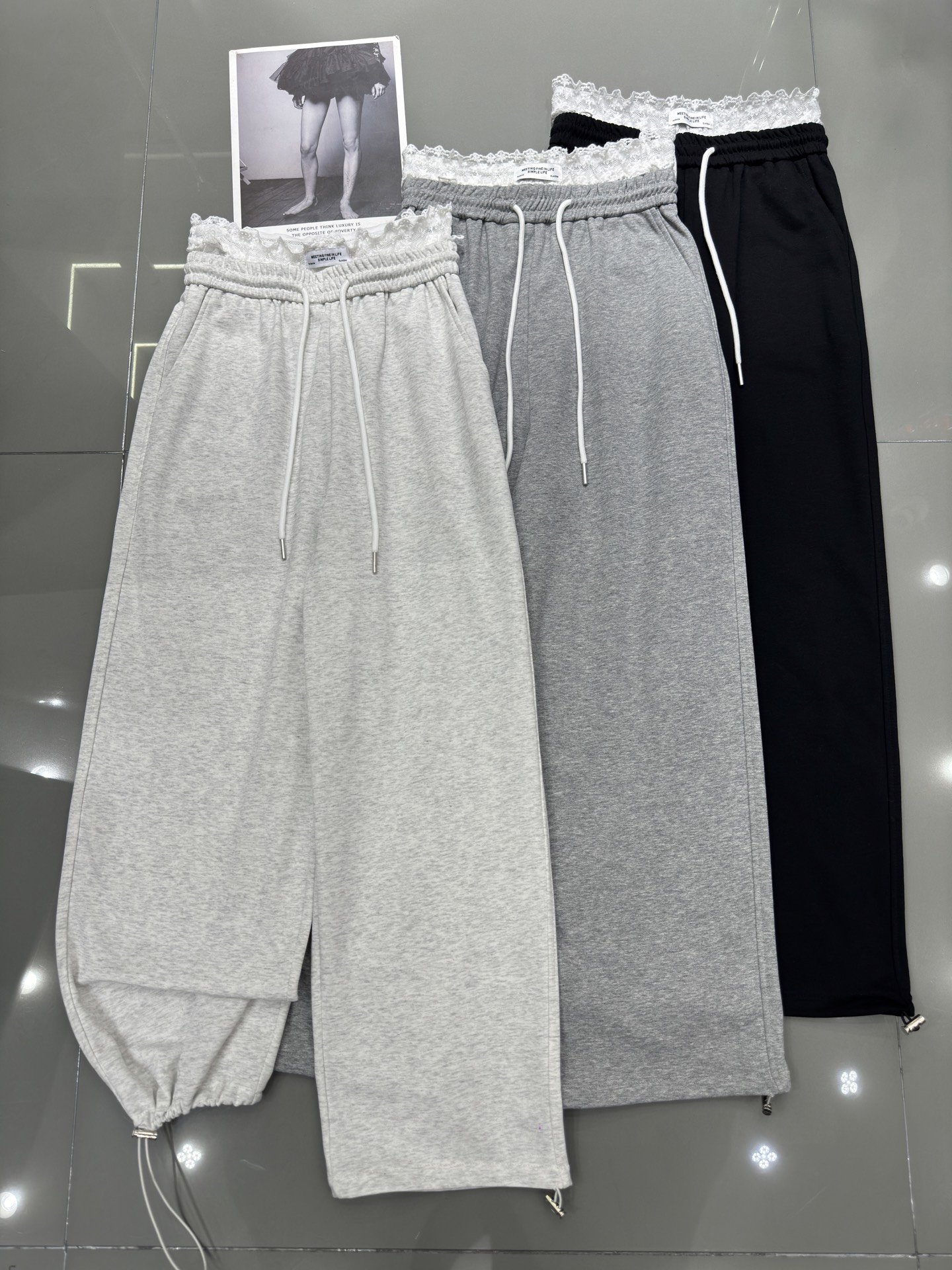 NO:307600,QING OUYANG New lace mid-high waist thin casual pants, the splicing design is very gentle, the hem of the trouser legs is adjustable, threaded twill is soft and comfortable, casual and fashionable, three-color smlxl,,alexander wang19860909QING OUYANG 新款蕾丝中高腰薄料休闲裤 拼接设计非常的温柔 裤脚下摆可可调节 螺纹斜纹料 柔软舒适 休闲洋气 三色smlxl,,alexander wang,Women's clothing