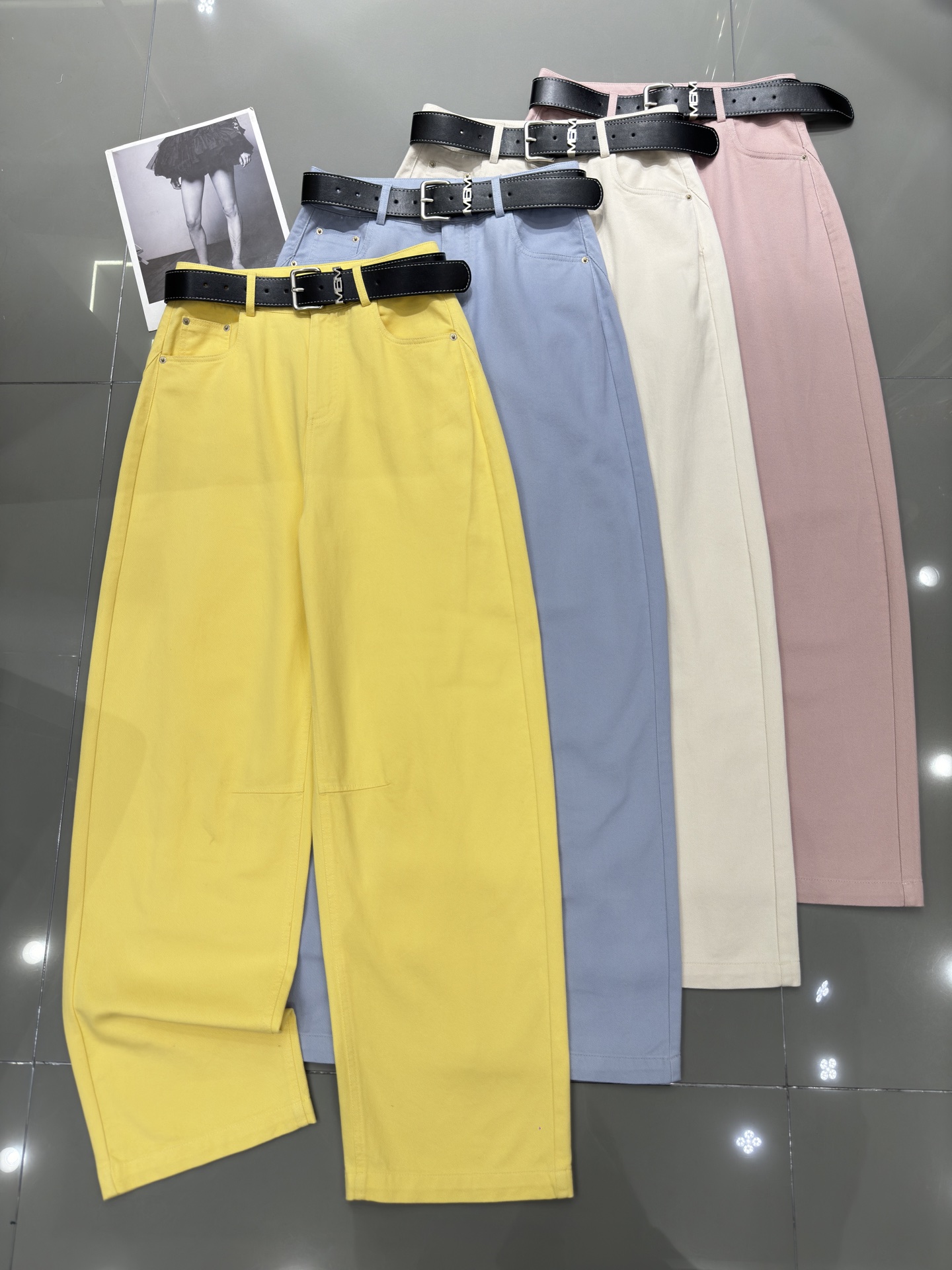 NO:307603,MM6- New popular candy color casual banana pants Tennis denim thin material with customized belts irregular back with small embellishments to modify the legs. The style is super straight and slim and beautiful. Full of spring and summer atmosphere. Four-color sm,,masion margiela,alexander wang19860909MM6- 新爆款糖果色休闲香蕉裤 天丝牛仔薄料 配定制皮带 后不规则有小点缀 可修饰腿型 版型超正上身显瘦又好看 满满的春夏气息 四色 sm,,masion margiela,alexander wang,Women's clothing