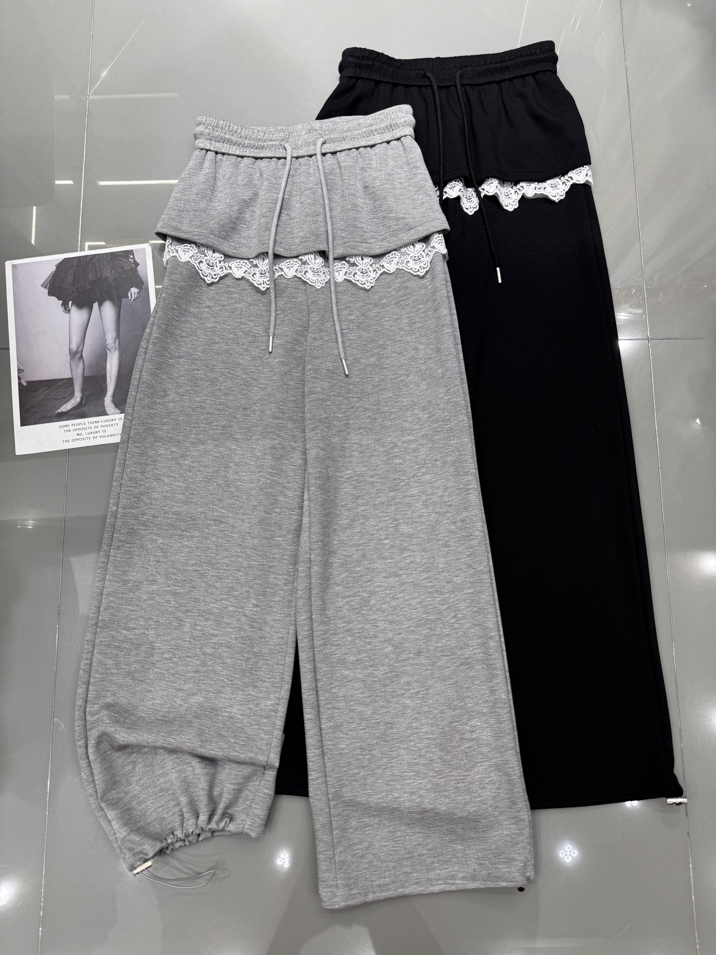 NO:312277,MiuMiu - New spliced ​​lace two-piece casual pants, air-layer fabric is soft and comfortable, lace elements are super feminine, adjustable hem, positive style, fashionable and fashionable, gray black smlxl,,miumiu,alexander wang19860909MiuMiu - 新款拼接蕾丝两件套休闲裤 空气层面料柔软舒适 蕾丝元素超赞 小女人味 下摆可调节 版型正 时尚洋气 灰色黑色 smlxl,,miumiu,alexander wang,Women's clothing