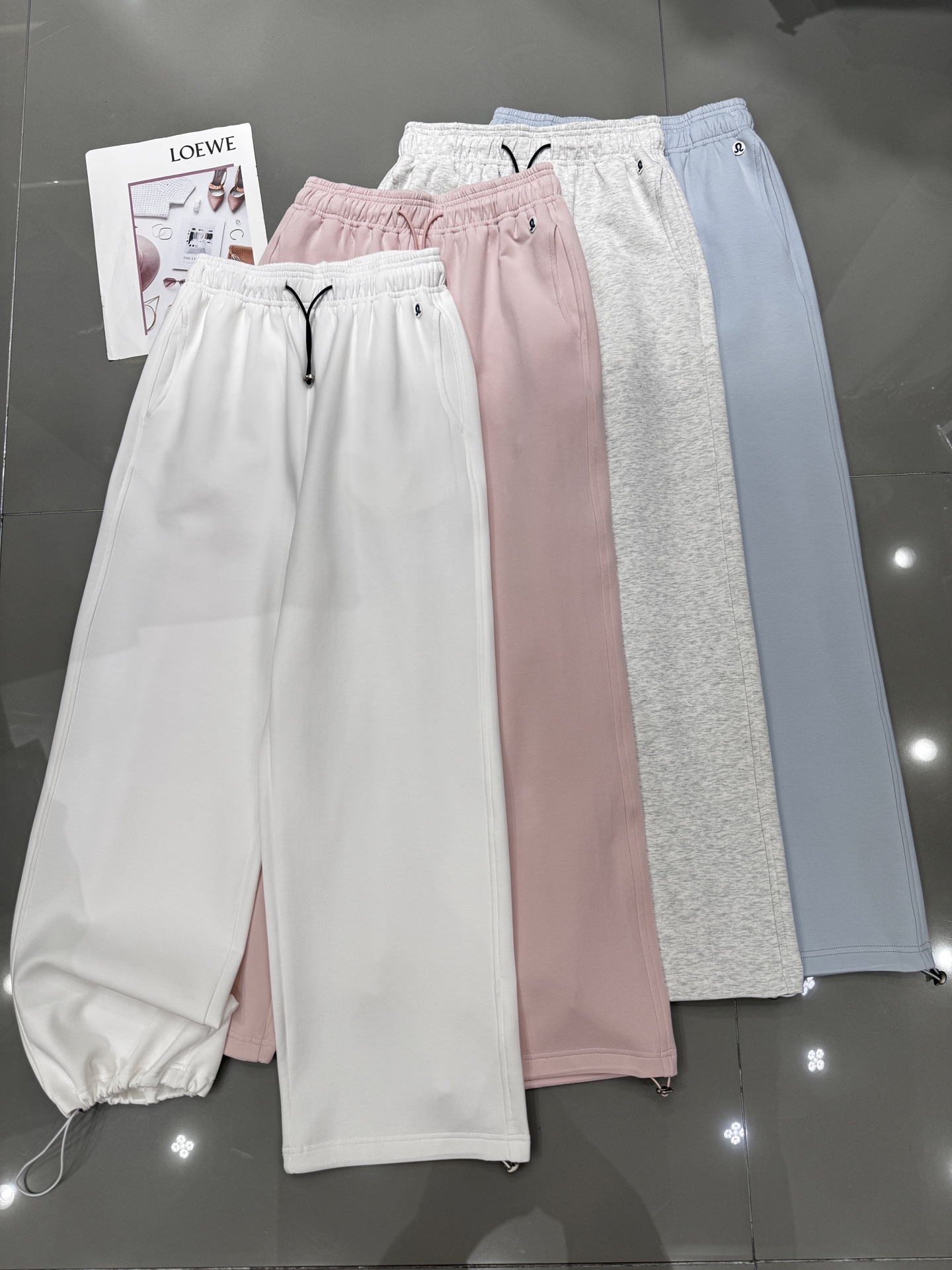 NO:312274,Lulu continues the popular version, contrasting color strap logo round label casual pants, trouser legs can be adjusted, cotton material texture is excellent, everyday and versatile style, every color combination looks good, four colors smlxl,,alexander wang19860909lulu 爆款延续 撞色绑带logo圆标休闲裤 裤脚可抽绳调节 棉料质感绝绝子 日常百搭款 每个颜色搭配都好好看 四色 smlxl,,alexander wang,Women's clothing