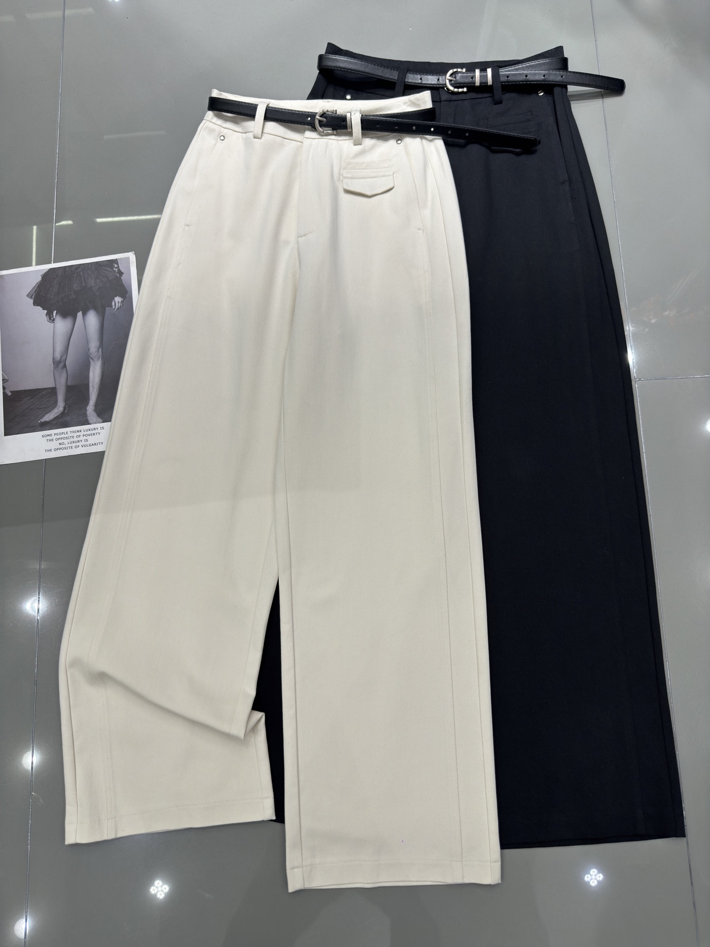 NO:320873,Celine Celine New belt single pocket denim straight pants Washing denim fabric has good texture Minimalist style online versatile style Apricot black smlxl, celine, celine, alexander wang19860909Celine 赛琳 新款皮带款单口袋牛仔直筒裤 洗水牛仔布料质感好 极简风上线 百搭款 杏色黑色 smlxl,,celine,celine,alexander wang,Women's clothing
