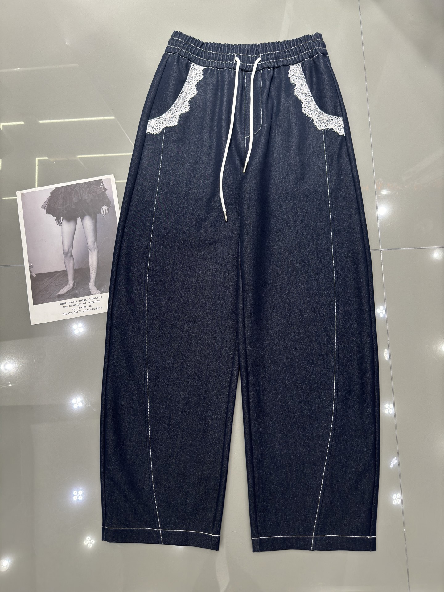 NO:320872,MIUMiU - Popular Tennis denim banana pants pocket splicing lace thin Tennis denim jeans with super good draping texture, fashionable and versatile, casual and little woman, super good style, monochrome smlxl,,miumiu,alexander wang19860909MIUMiU-爆款天丝牛仔香蕉裤口袋拼接蕾丝 薄料天丝牛仔 垂坠质感超好 时尚百搭 休闲带点小女人 版型超好 单色 smlxl,,miumiu,alexander wang,Women's clothing