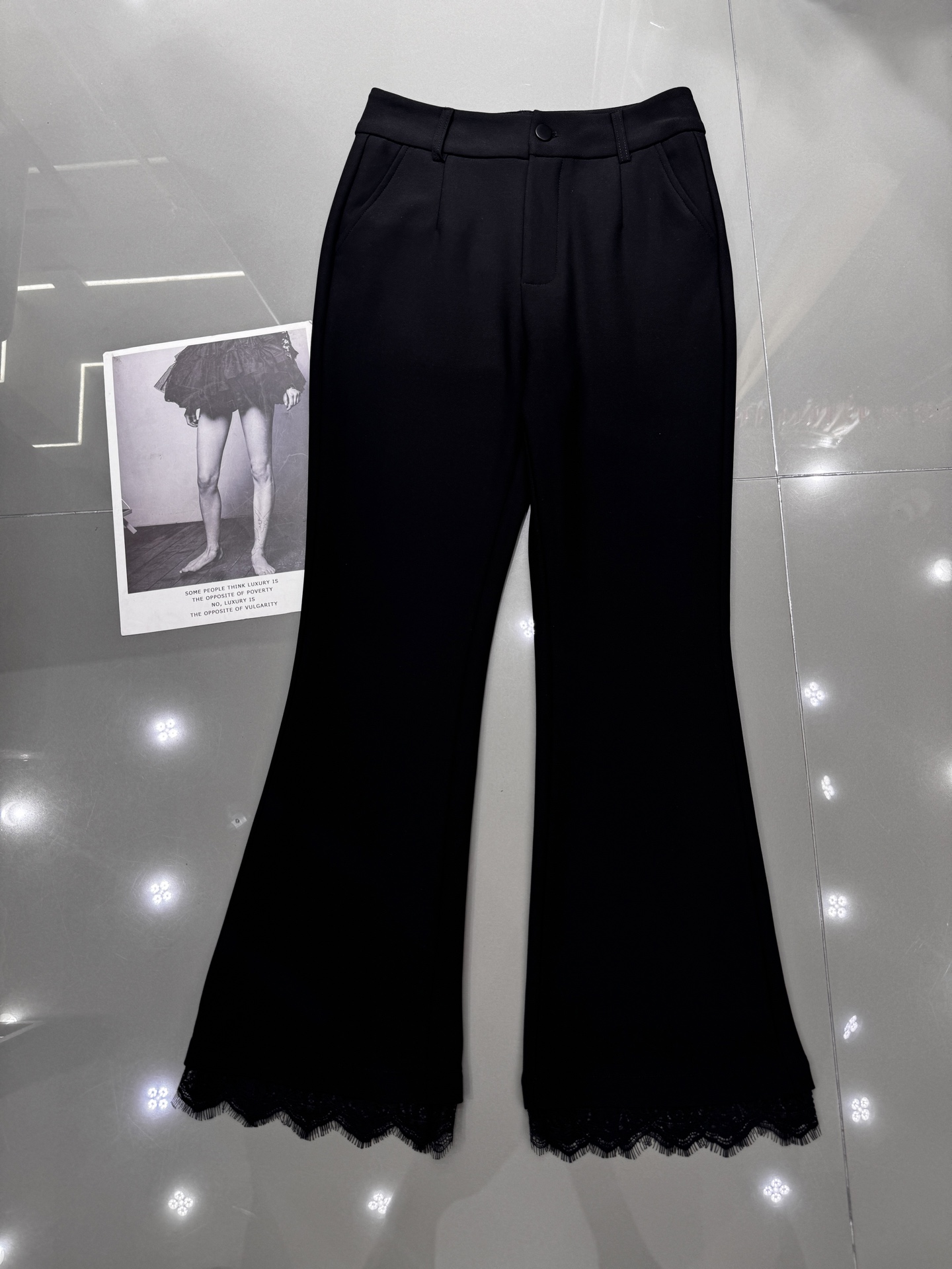 NO:322348,MiuMiu - New popular nine-point micro-flare trousers, lace with trouser legs, fabric with elasticity, super comfortable texture, versatile and casual style, super outstanding monochrome smlxl 7,,miumiu,alexander wang19860909MiuMiu - 新爆款九分微喇裤 裤脚拼接蕾丝 面料自带弹力 质感超级舒服 百搭休闲 版型超绝 单色smlxl 7,,miumiu,alexander wang,Women's clothing