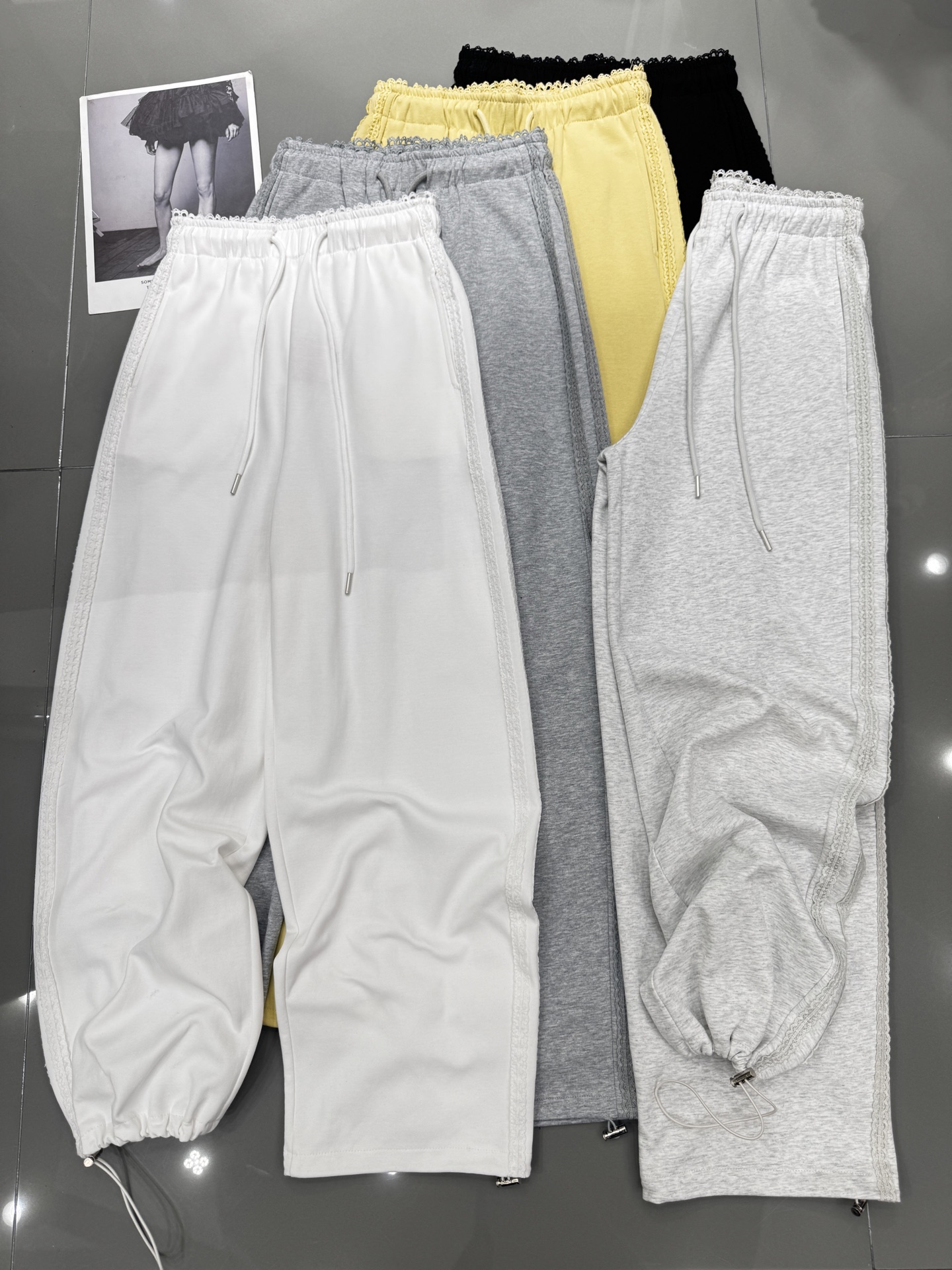 NO:322322,MiuMiu-New style, double lace casual pants with adjustable legs for two wear, comfortable and soft fabric, super versatile and slim, super cost-effective five colors,,miumiu,alexander wang19860909MiuMiu-新款 侧边双花边休闲裤裤脚可调节两穿 面料舒适柔软 超级百搭显瘦 性价比超高 五色,,miumiu,alexander wang,Women's clothing