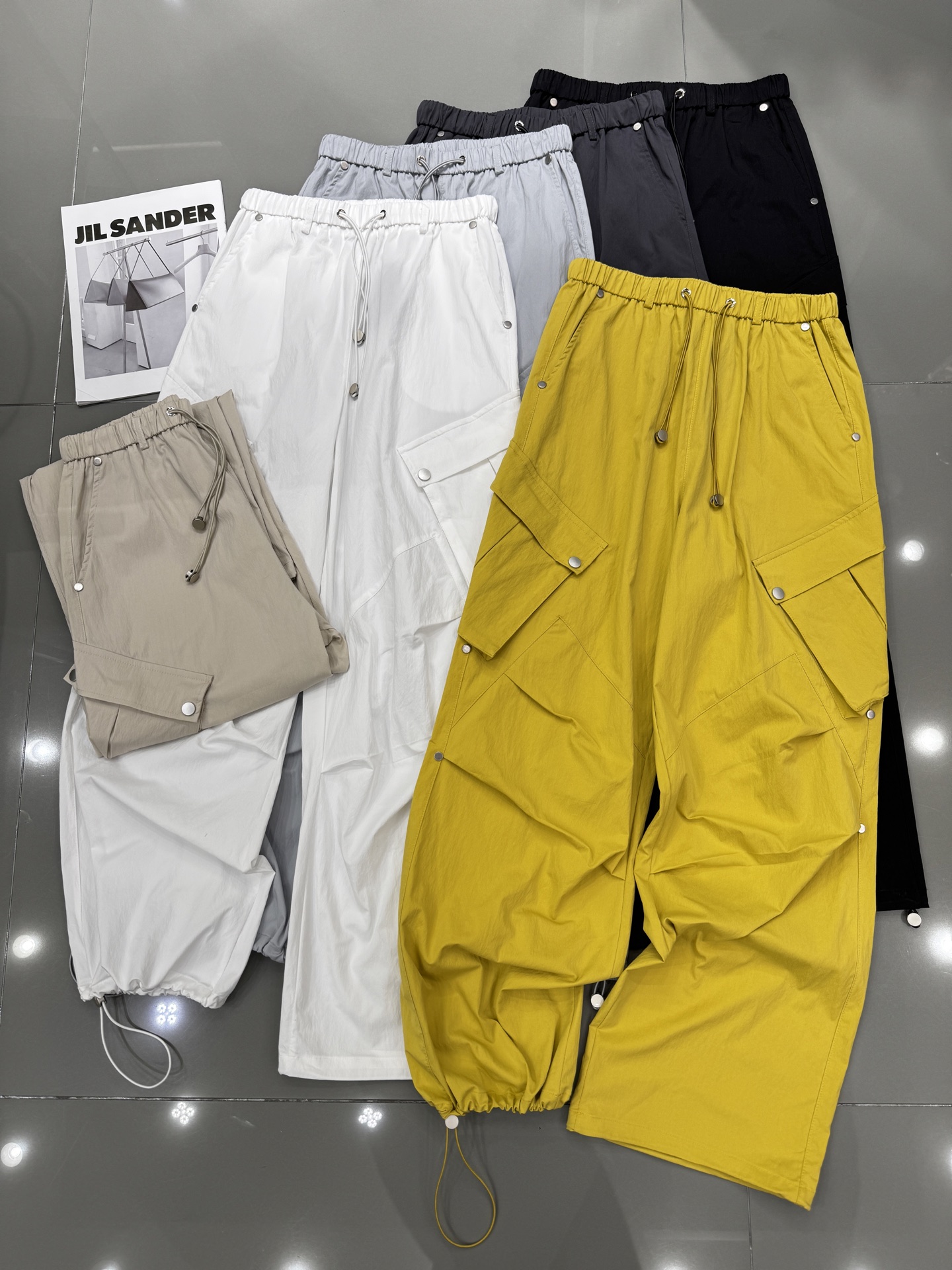 NO:326139,Balenciaga - New thin round nail work pants, comfortable and breathable fabric, elastic waist, trouser legs can be worn on both sides, versatile and slim Six-color smlxl,,balenciaga,alexander wang19860909巴黎世家 -新款薄款圆钉工装裤 面料舒适透气 松紧腰头 裤脚可两穿 百搭显瘦 六色 smlxl,,balenciaga,alexander wang,Women's clothing