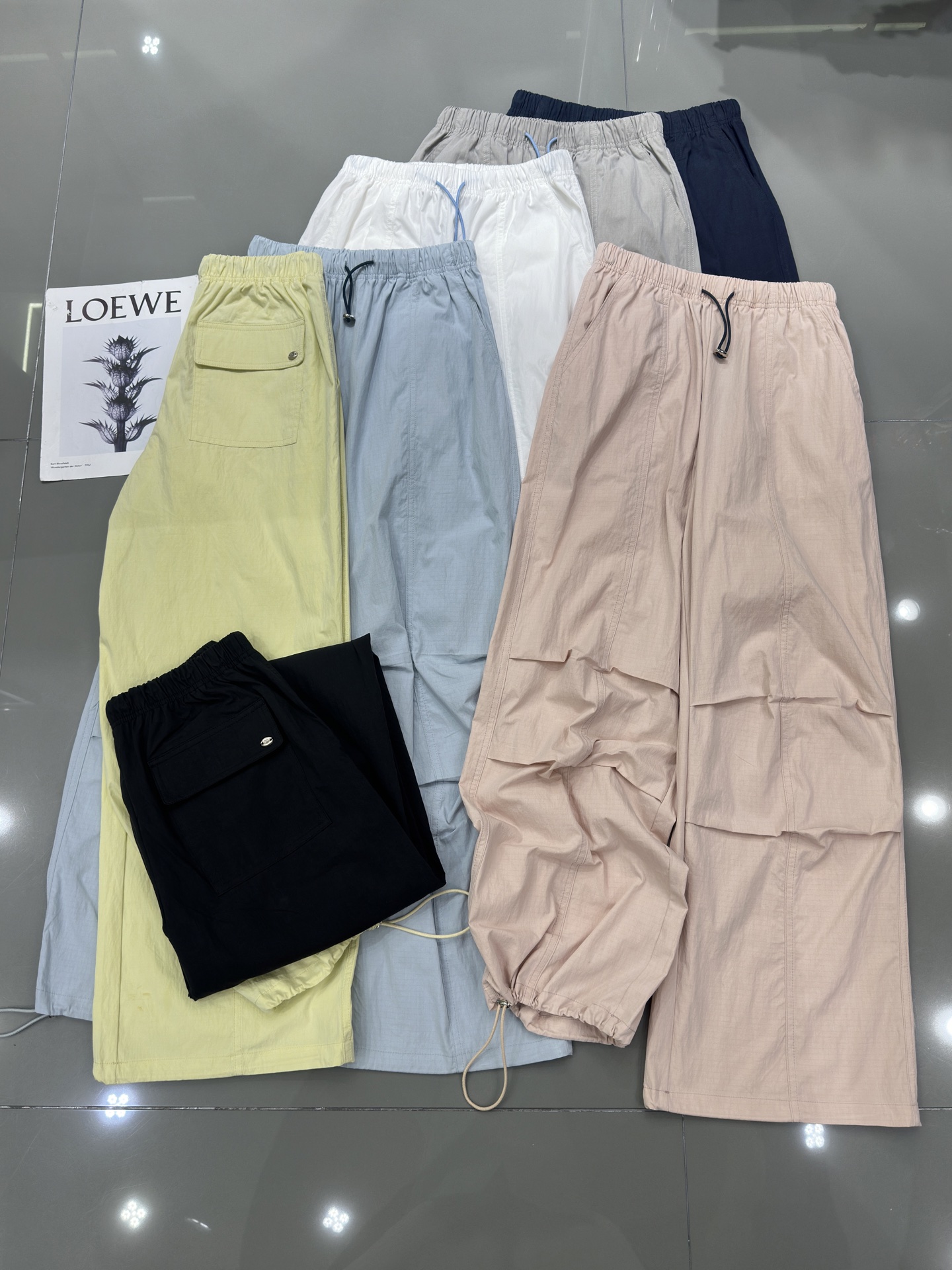 NO:328182,Balenciaga - New style thin material work pants, custom logo for rear pockets, super texture, lazy style pleated drawstring design, trouser legs can be worn on both sides, seven-color smlxl,,balenciaga,alexander wang19860909巴黎世家-新款 薄料工装裤 后口袋定制logo标 面料质感超强 慵懒风褶皱抽绳设计 裤脚可两穿 七色 smlxl,,balenciaga,alexander wang,Women's clothing
