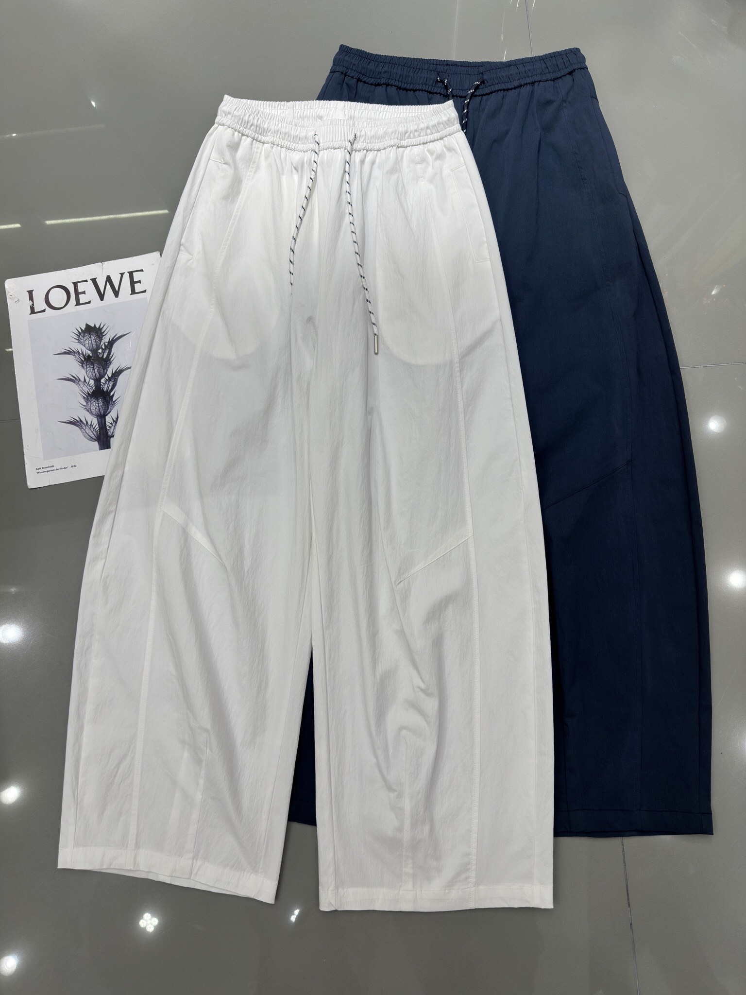 NO:328868,As new twill strap thin balloon pants, elastic waist design is comfortable and casual, strong inclusiveness on the upper body, durable and not picky. Two-color smlxl,,alexander wang19860909As 新款斜纹绑带薄款气球裤 松紧腰设计舒适随性 上身包容性很强 耐看不挑人 两色 smlxl,,alexander wang,Women's clothing