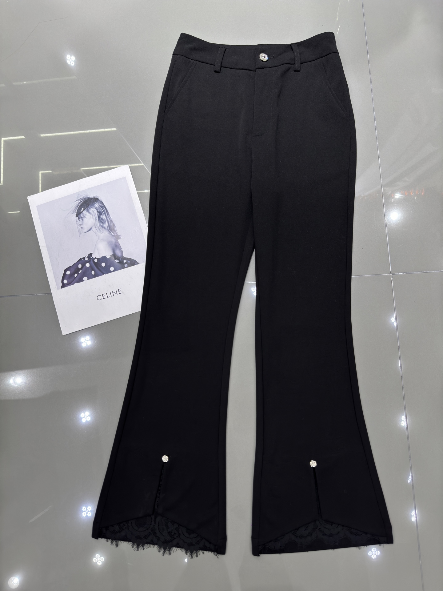 NO:326826,CHANE* small fragrance, new style of irregular lace nine-point flared pants with irregular slits, customized small fragrance diamond buckle, fabric texture is excellent, elastic, super slim upper body, monochrome smlxl, chanel, alexander wang19860909CHANE*小香 新款脚口开叉不规则蕾丝九分微喇裤 定制小香钻扣 面料质感绝绝子 带弹力 上身超显瘦 单色 smlxl,,chanel,alexander wang,Women's clothing