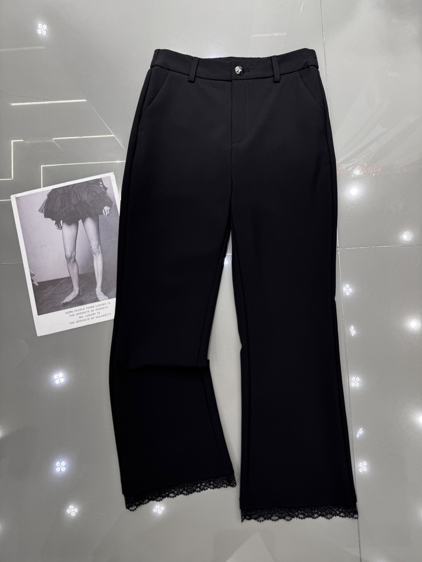 NO:328172,Miumiu - New custom buttoned lace nine-point micro-flare pants, tight back waist, strong tolerance, micro-stretch style, can be matched with women casually Recommended Monochrome smlxl,,miumiu,alexander wang19860909miumiu-新款定制扣子花边九分微喇裤 后松紧腰包容性强 微弹力版型赞 女人休闲都可搭配 推荐 单色 smlxl,,miumiu,alexander wang,Women's clothing