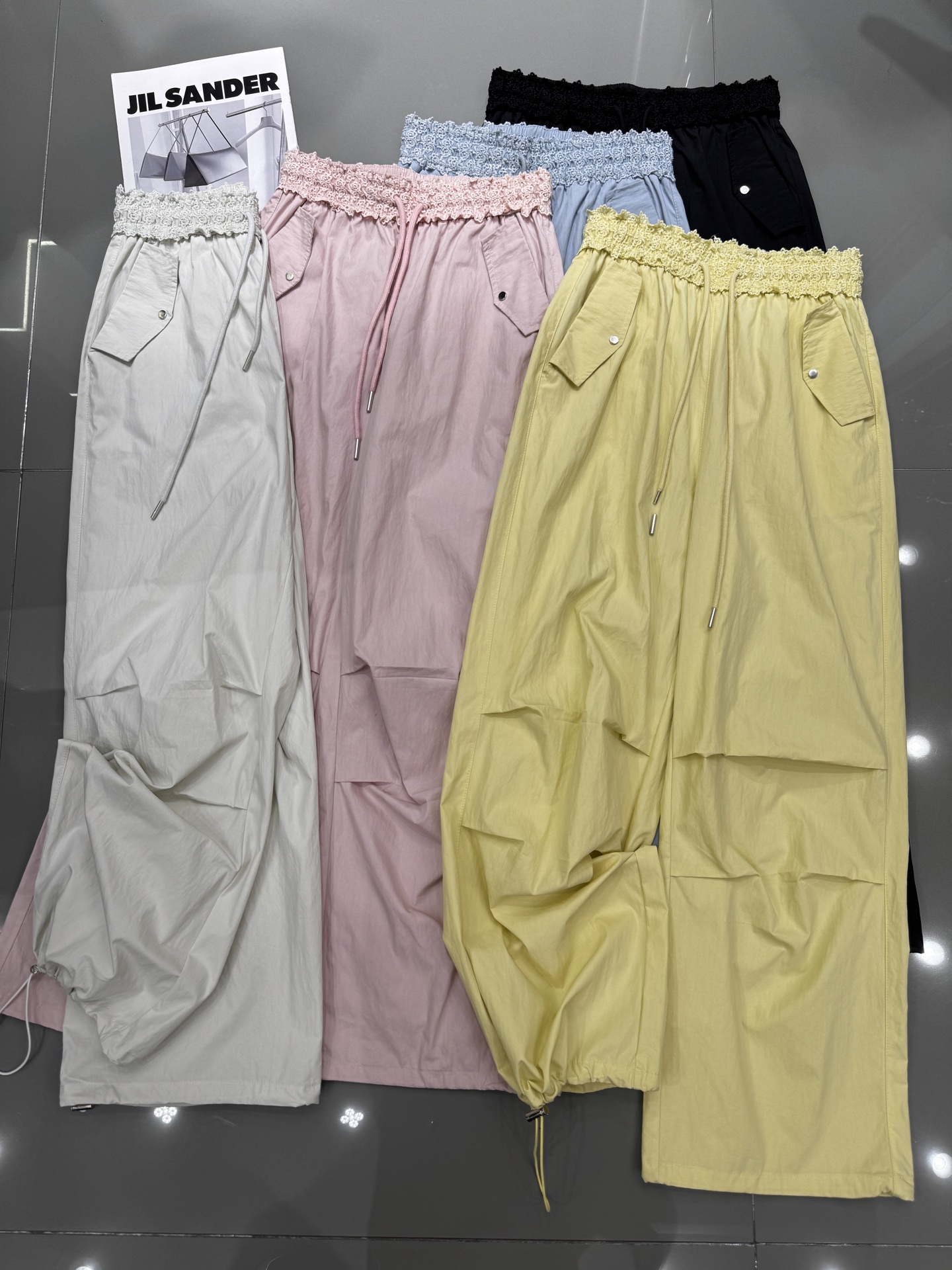 NO:328174,Miumiu - New waist lace casual pants, thin summer fabric, trouser legs can be retracted and worn, positive style, beautiful color, amazing upper body, five-color smlxl,,miumiu,alexander wang19860909miumiu-新款腰面蕾丝休闲裤 夏季薄款面料 裤脚可收缩两穿 版型正 颜色漂亮上身绝了 五色 smlxl,,miumiu,alexander wang,Women's clothing