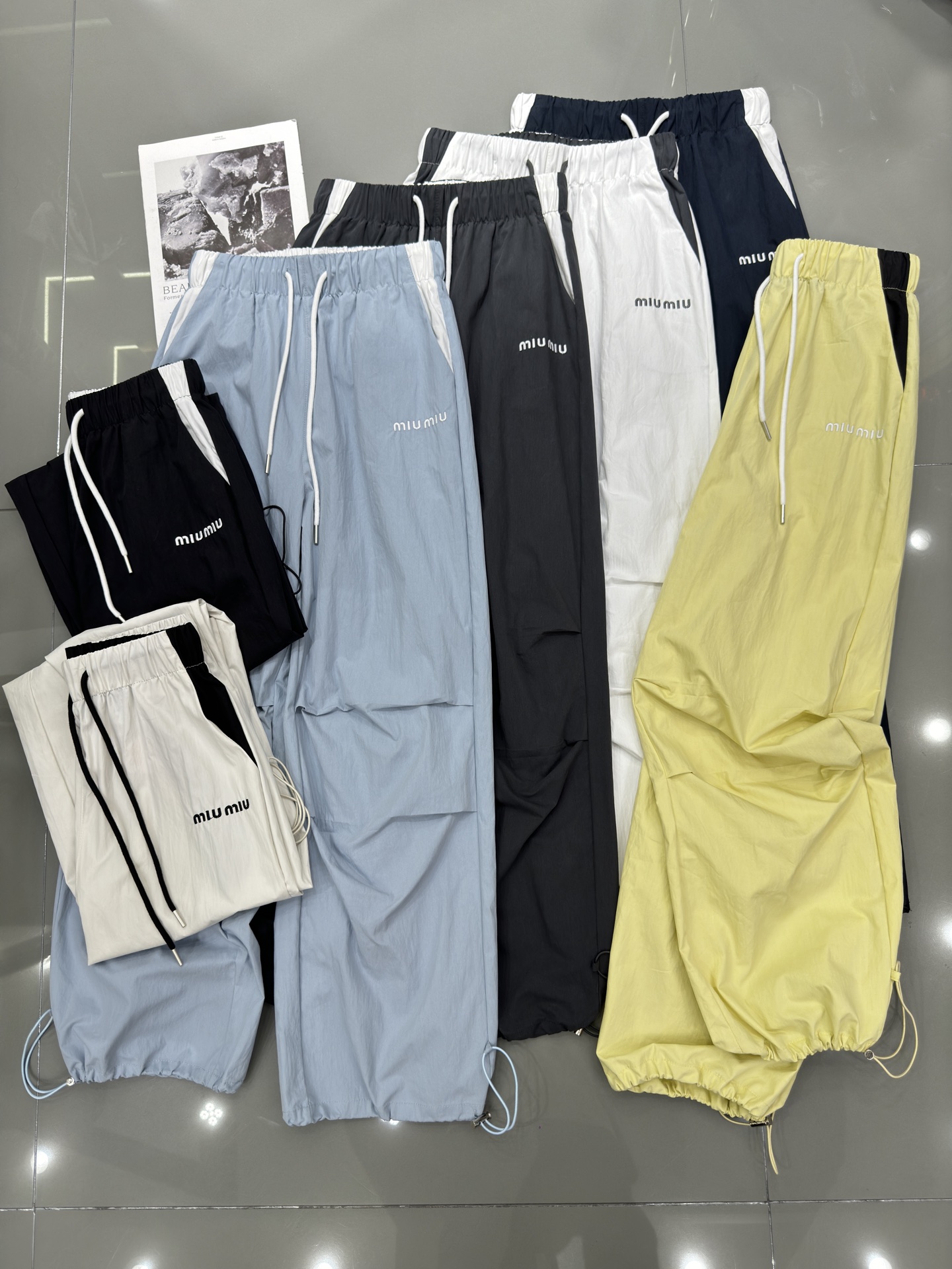 NO:328169,Miumiu - New contrasting embroidered casual pants, thin fabric, wide-leg ties, two-piece wear, versatile, not picky, super good-looking, excellent style, recommended, seven-color smlxl,,miumiu,alexander wang19860909miumiu-新款撞色刺绣休闲裤 薄款面料阔腿束脚两穿 百搭不挑人上身超好看 版型超赞 推荐推荐 七色 smlxl,,miumiu,alexander wang,Women's clothing