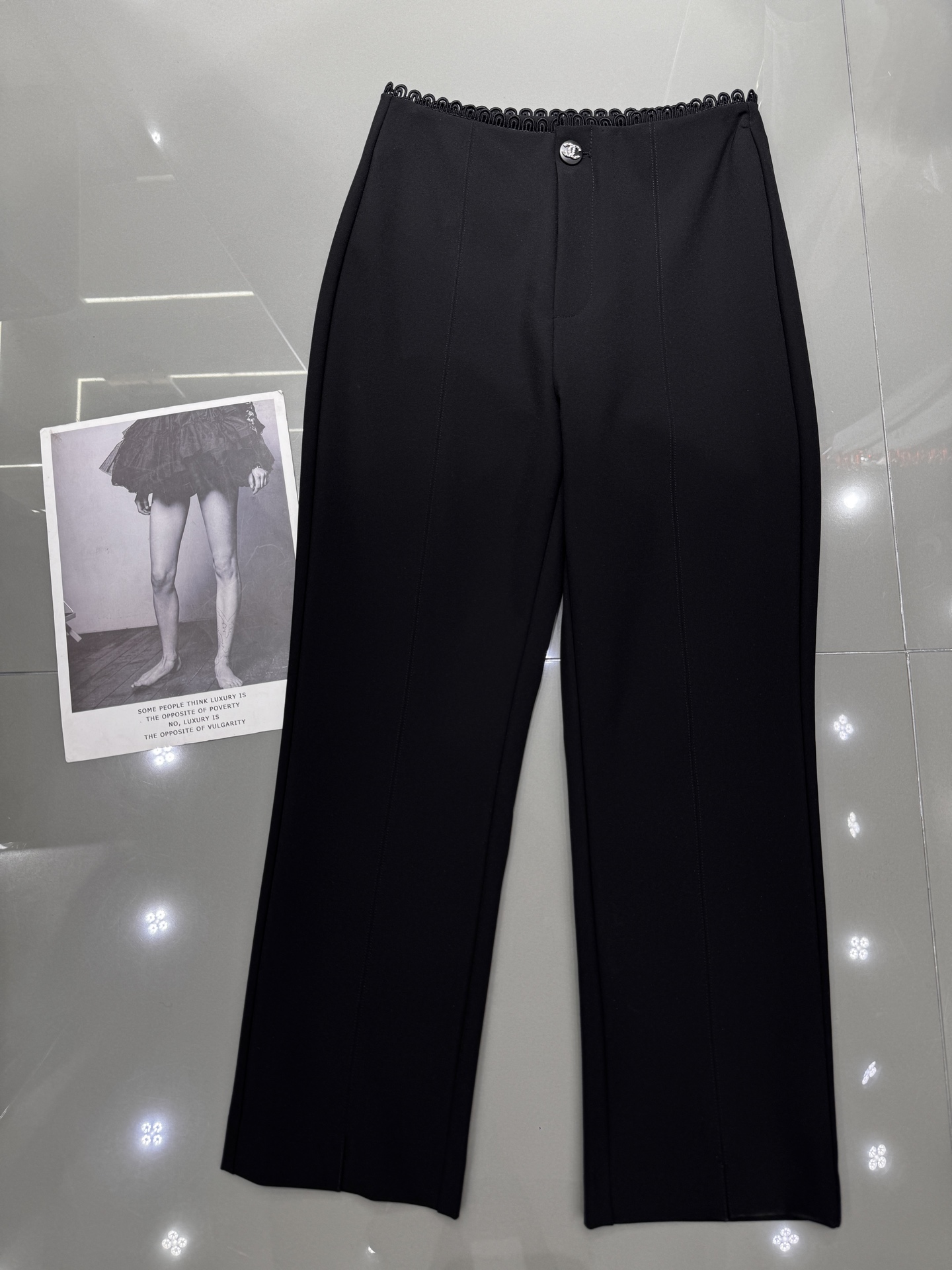 NO:327594,CHANE* small fragrance New waist lace nine-point pants legs Suit fabric Slim and elegant upper body Small slit design Single color smlxl, Chanel, business suit, alexander wang19860909CHANE*小香 新款腰上花边九分小裤脚 西装面料 版型显瘦上身有气质 裤脚开叉小设计 单色 smlxl,,chanel,business suit,alexander wang,Women's clothing