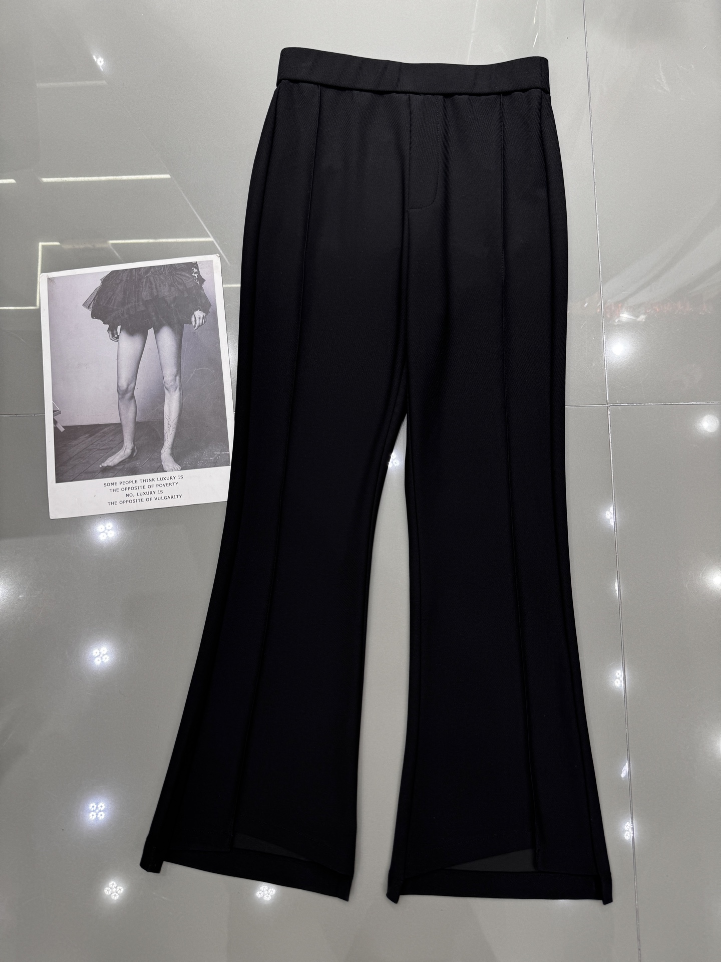 NO:327598,BOTTEGA VENAENT Newly explosive clean version of irregular nine-point micro-flare trousers, soft and comfortable fabric, super positive style, versatile and slim, monochrome, bottega veneta, alexander wang19860909BOTTEGA VENAENT 新爆净版脚口不规则九分微喇裤 面料柔软舒适 版型超正 百搭显瘦 单色,,bottega veneta,alexander wang,Women's clothing