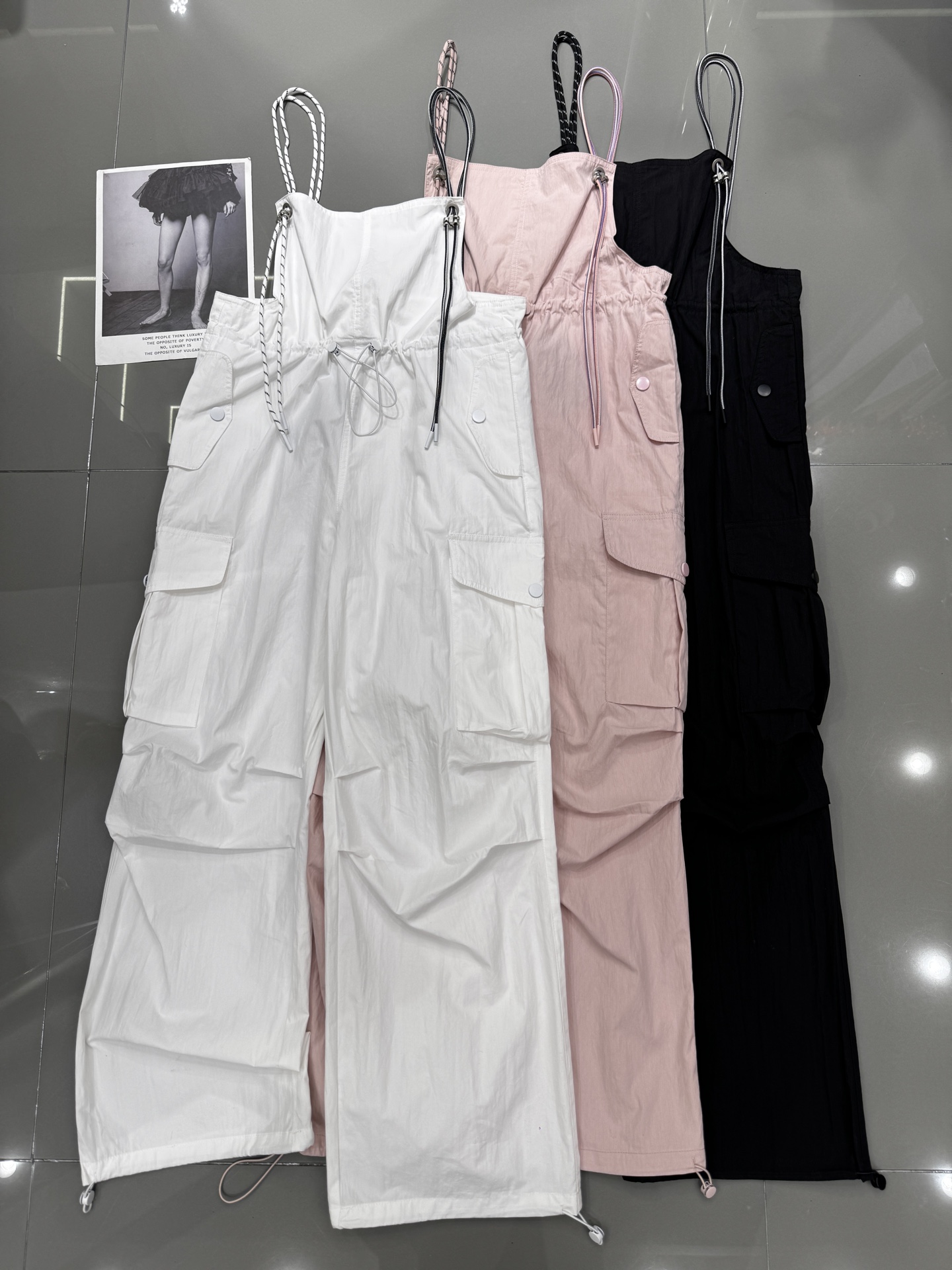 NO:328883,BALENCIAG* Balenciaga new large pocket drawstring waist strap wide-leg pants. The mandarin duck shoulder strap is very distinctive. The legs are adjusted and the loose style can be worn when worn. It is a simple T-shirt. The effect is decisive. Fashion and trendy cool look. The cost-effectiveness is super high. SMLXL,,balenciaga,balenciaga,tees,t-shirt,alexander wang19860909BALENCIAG* 巴黎世家新款大口袋抽绳收腰背带阔腿裤 鸳鸯肩带非常有特色 裤脚都调节两穿宽松版型胖瘦都可穿哦 搭配简单T恤 效果决绝子 时尚潮流酷酷look 性价比超高smlxl,,balenciaga,balenciaga,tees，t-shirt,alexander wang,Women's clothing