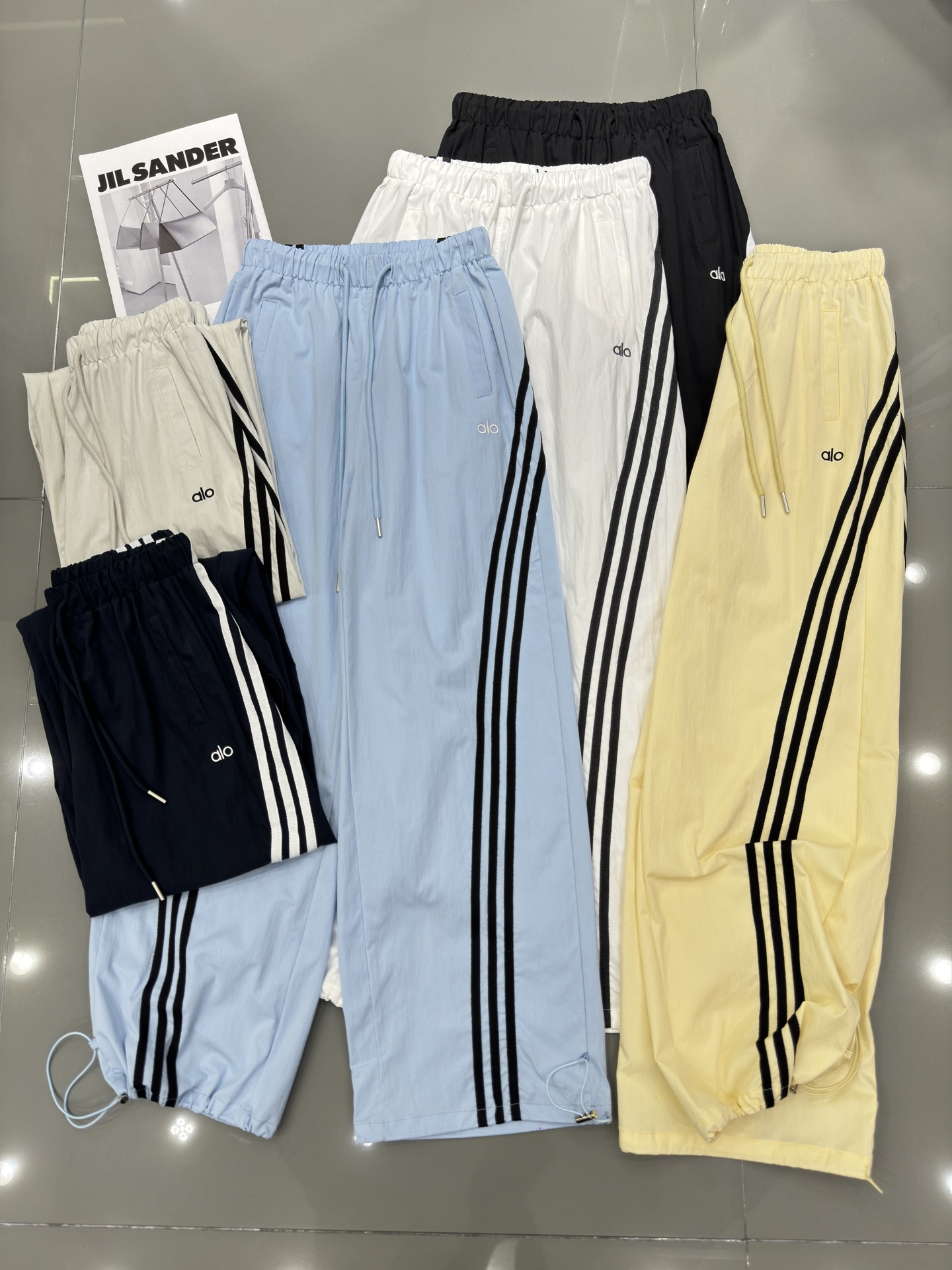 NO:328871,alo-Niki new contrasting three-carry casual pants, elastic waist design, simple top, easy to deal with summer high temperature, unmodified slack feeling, six-color smlxl,,alexander wang19860909alo-小众新款撞色三扛休闲裤 松紧腰设计 搭配简约上衣 轻松应对夏日高温 无修饰的松弛感 六色 smlxl,,alexander wang,Women's clothing