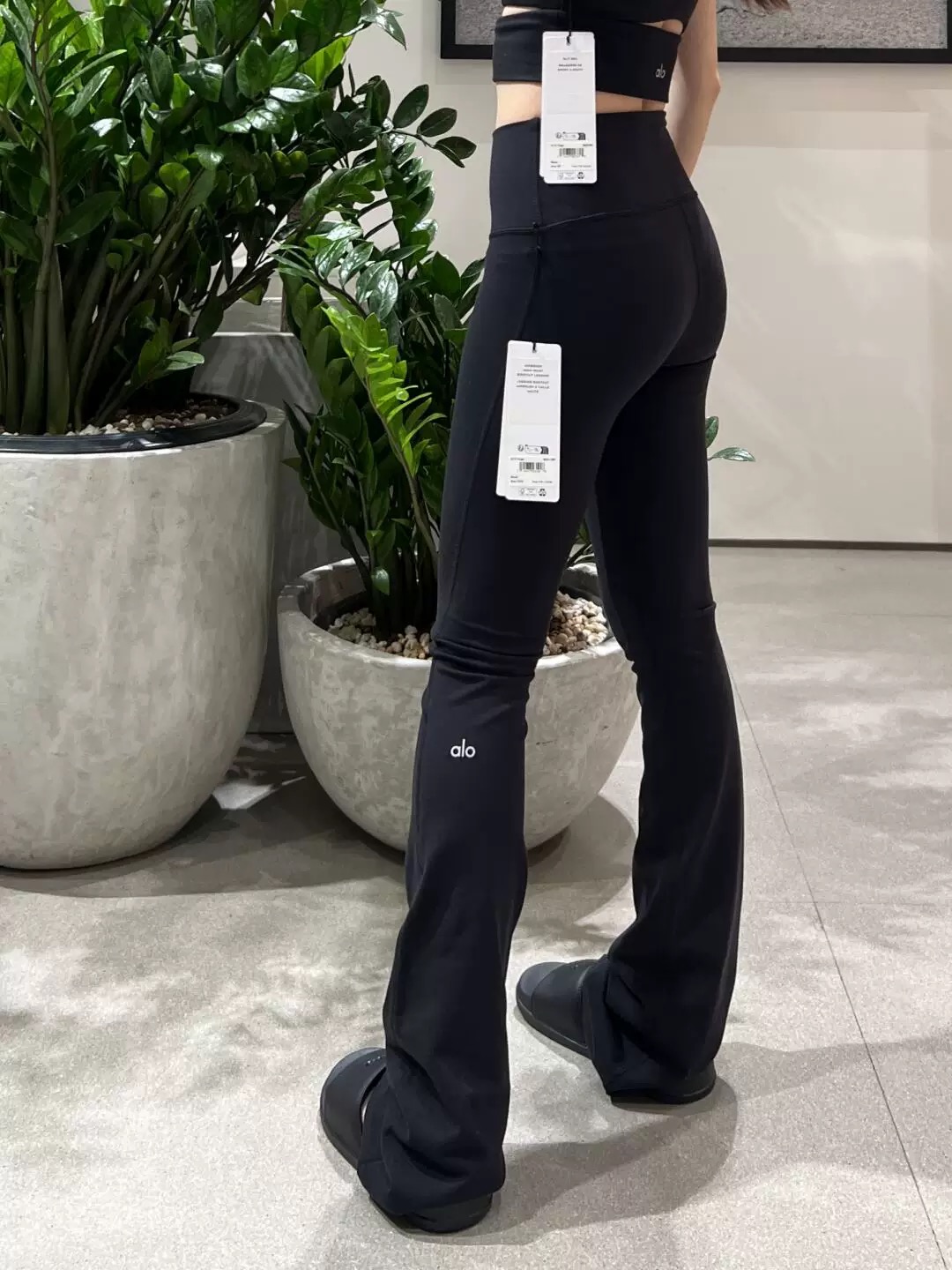 NO:326823,alo-Niki new model of left rear letters, high elastic fabric, extremely inclusive, high-end buttock lifting effect, super slimming recommendation, monochrome mlxl,,alexander wang19860909alo-小众新款左后字母微喇裤 高弹面料包容性极强 上身提臀效果杠杠的 超显瘦推荐 单色 mlxl,,alexander wang,Women's clothing
