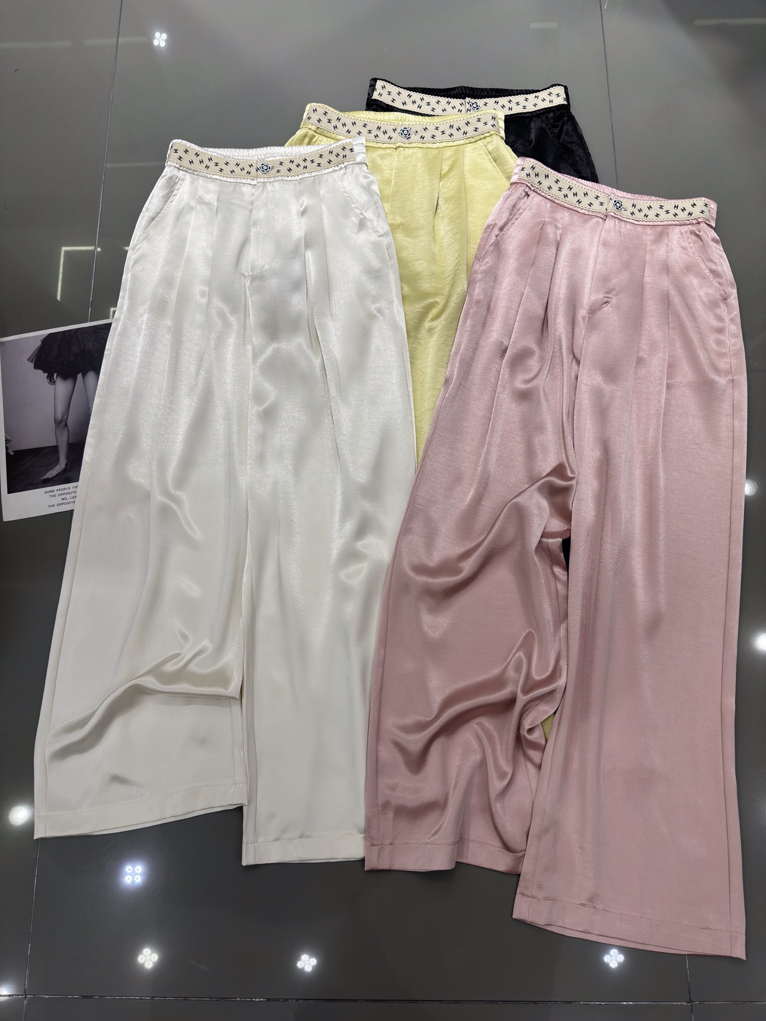 NO:328877,Chanel Xiaoxiang - New front waist contrast wide-leg pants, summer ice silk fabric upper body yyds, super good-looking, versatile and slimming, a must-have artifact for people, four-color smlxl, chanel, alexander wang19860909Chanel 小香-新款前腰撞色阔腿裤 夏季冰丝面料上身yyds 超级好看百搭显瘦 人手必备神器 四色 smlxl,,chanel,alexander wang,Women's clothing