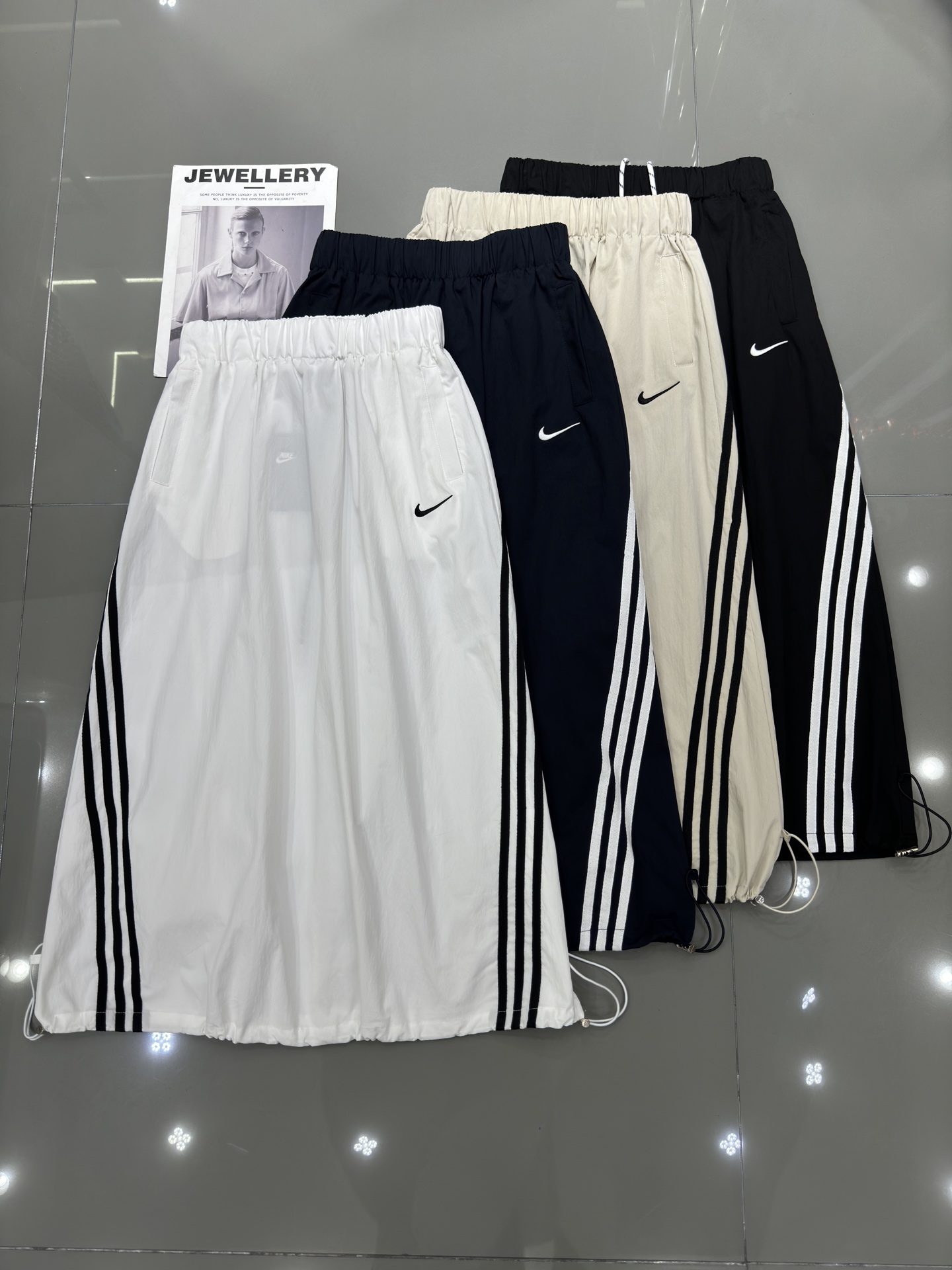 NO:328874,Nike's new three-bar skirt, thin summer fabric, adjustable hem, excellent style, super fashionable upper body, strong inclusiveness and not picky four-color smlxl,, skirts, alexander wang19860909Nike 耐克新款三杠半裙 夏季薄款面料 下摆可调节 版型超赞 上身超洋气 包容性强不挑人 四色 smlxl,,skirts,alexander wang,Women's clothing