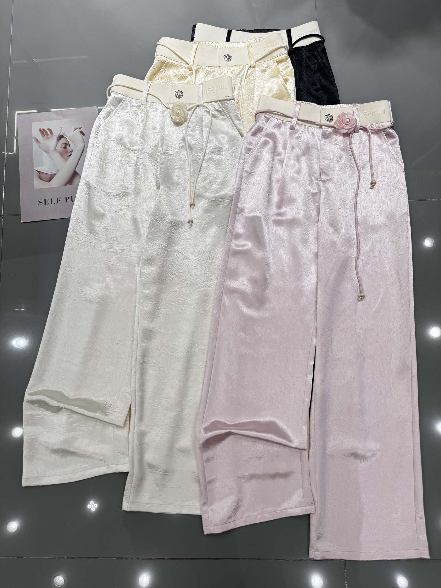 NO:328856,Miumiu new style, rubber acetic acid floor pants on the front waist, soft and delicate fabric, small flowers on the waist, super beautiful upper body, slim and temperament style, four-color smlxl,,miumiu,alexander wang19860909miumiu新款 前腰橡筋醋酸拖地裤 面料柔软细腻 腰头小花朵装饰 上身超好看 显瘦气质款 四色 smlxl,,miumiu,alexander wang,Women's clothing