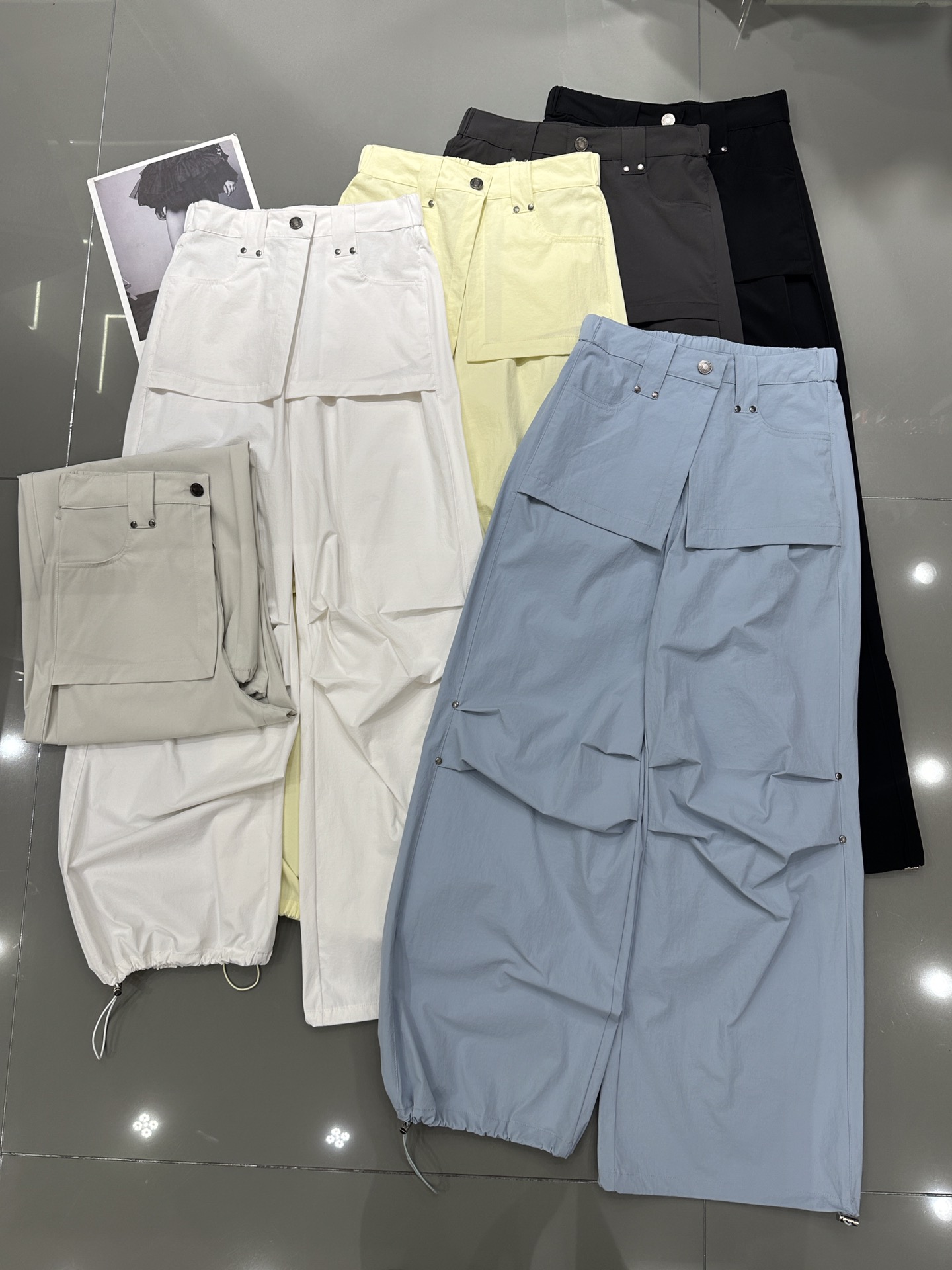 NO:328876,Balenciaga - The new style of work pants continues the classic model. The fake two-piece design is fashionable and fashionable. The upper body is super good. The wisest six-color smlxl,,balenciaga,alexander wang19860909巴黎世家- 新款工装裤爆款延续经典款 假两件设计时尚洋气百搭 上身超好看 绝绝子 六色 smlxl,,balenciaga,alexander wang,Women's clothing