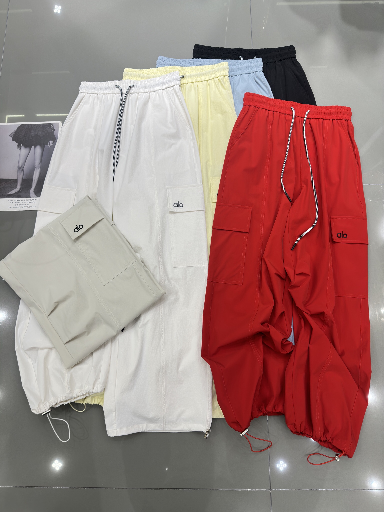NO:328165,alo-Niki new bag cover LG work pants Elastic waist design Matched with simple tops Easy to deal with summer high temperatures Undecorated slack feeling Four-color smlxl,,alexander wang19860909alo-小众新款袋盖LG工装裤 松紧腰设计 搭配简约上衣 轻松应对夏日高温 无修饰的松弛感 四色 smlxl,,alexander wang,Women's clothing