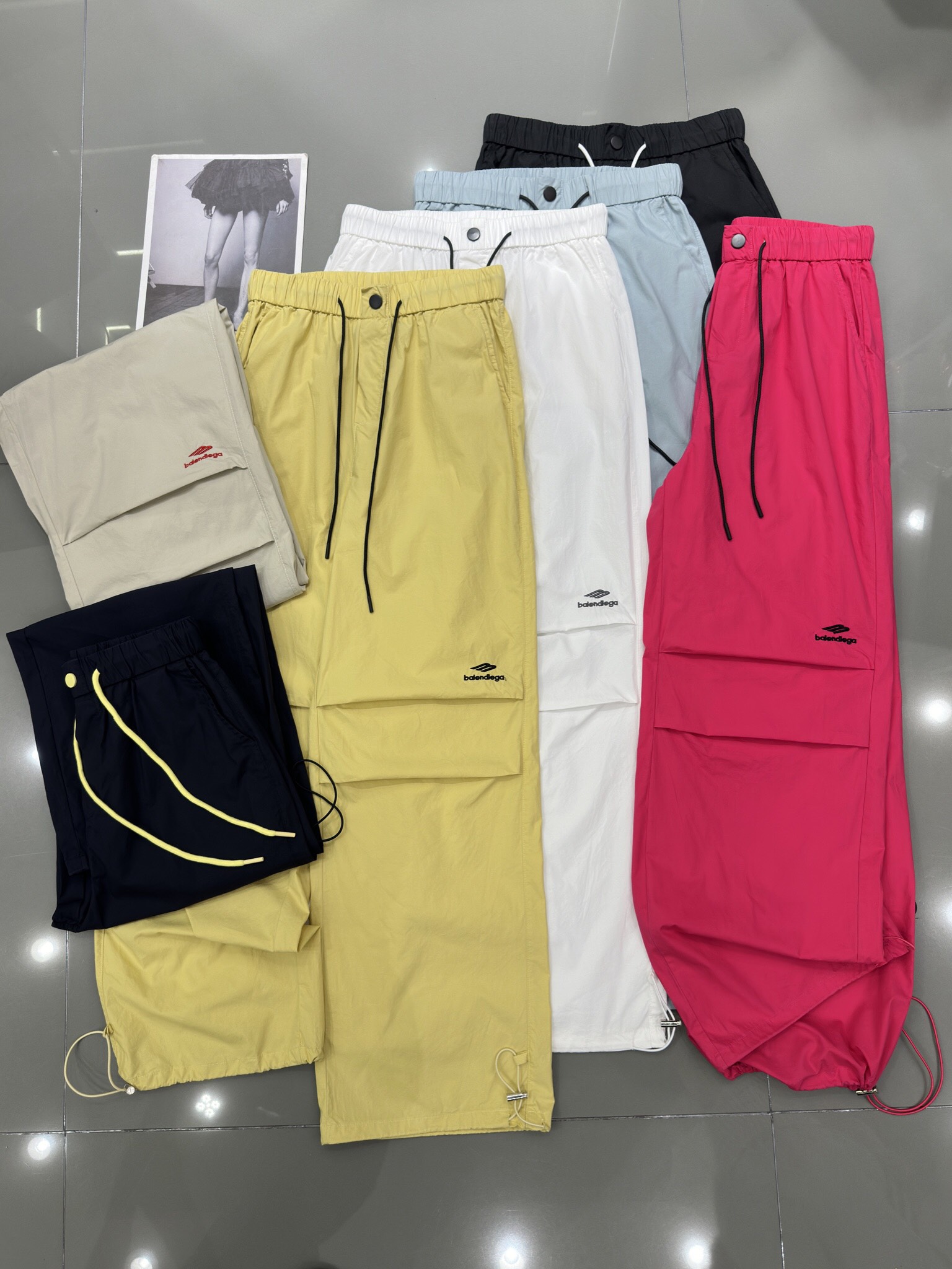 NO:328167,BALENCIAGA New work pants come with contrasting color straps Custom embroidery logo The color matching is super good, full of summer atmosphere, the trouser legs are adjusted, the fabric is thin, comfortable and breathable, the fashion, cool, age-reducing seven colors smlxl,,balenciaga,balenciaga,alexander wang19860909BALENCIAGA 巴黎世家 新款工装裤来咯撞色绑带 定制刺绣logo 颜色搭配超好看 满满得夏季氛围感 裤脚调节两穿 面料薄薄滴 舒适透气 时尚潮酷减龄必备七色 smlxl,,balenciaga,balenciaga,alexander wang,Women's clothing