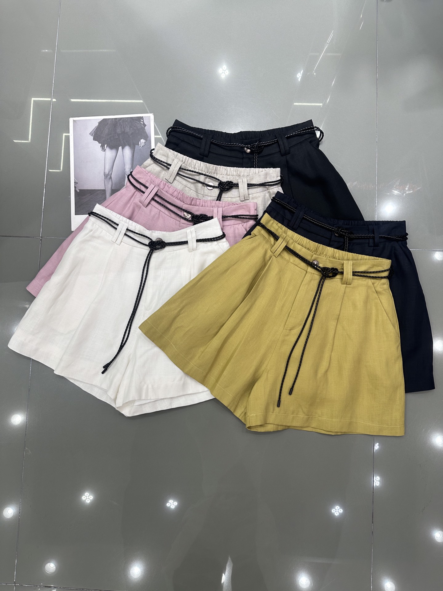 NO:327604,YSL Saint Laurent New woven thin belt shorts Tennis linen fabric Rear strap elasticity Extreme inclusiveness Comfortable upper body and slim fit Super positive fit Good color Recommended Six-color smlxl,,saint laurent,saint laurent,shorts,alexander wang19860909YSL圣罗兰 新款编织细腰带短裤 天丝亚麻面料 后带松紧 包容性极强 上身舒适显瘦 版型超正 颜色好看 推荐 六色 smlxl,,saint laurent,saint laurent,shorts,alexander wang,Women's clothing