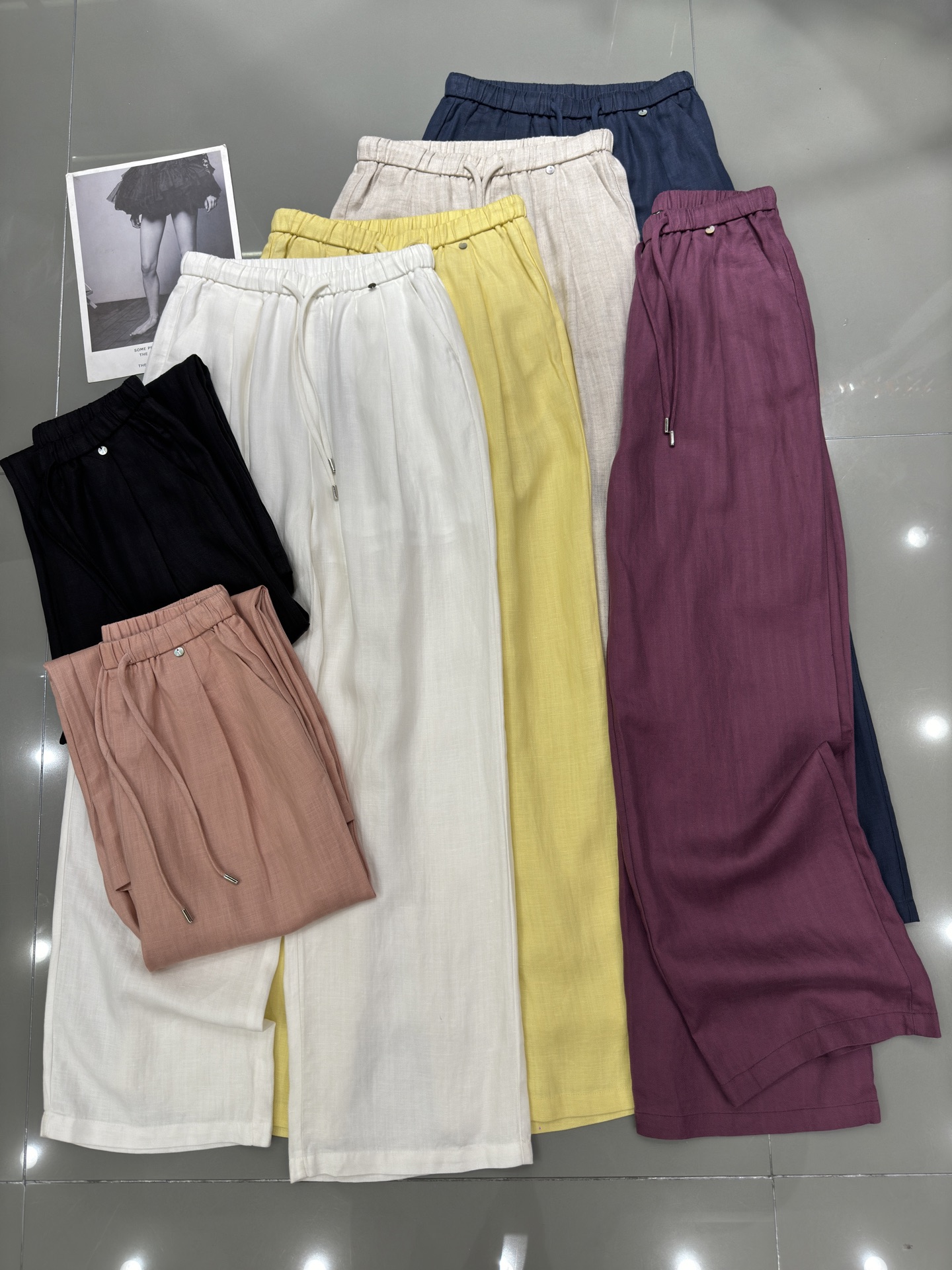 NO:331219,YSL Saint Laurent New summer hot wide-leg pants Tennis linen fabric Left waist shell buckle design Extreme inclusiveness Comfortable upper body and slim fit Super positive style Good color Recommended Seven-color smlxl,,saint laurent,saint laurent,alexander wang19860909YSL圣罗兰 新款夏季爆款阔腿裤 天丝亚麻面料 左腰边贝壳扣设计 包容性极强 上身舒适显瘦 版型超正 颜色好看 推荐 七色 smlxl,,saint laurent,saint laurent,alexander wang,Women's clothing