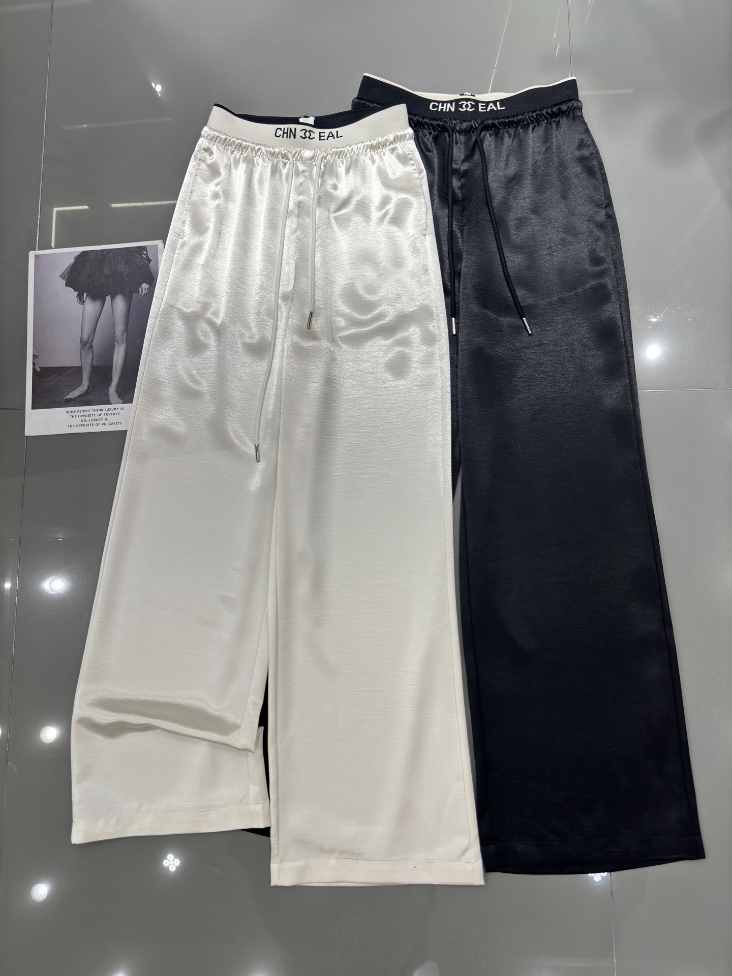 NO:326832,Chane* Xiaoxiang New style of acetate wide-leg pants, strong rubber waist, good quality, comfortable fabric, versatile and slim on the upper body, two colors smlxl, chanel, alexander wang19860909Chane*小香 新款醋酸阔腿裤 橡筋腰包容性强 品质好 面料舒适 版型上身百搭又显瘦 两色 smlxl,,chanel,alexander wang,Women's clothing