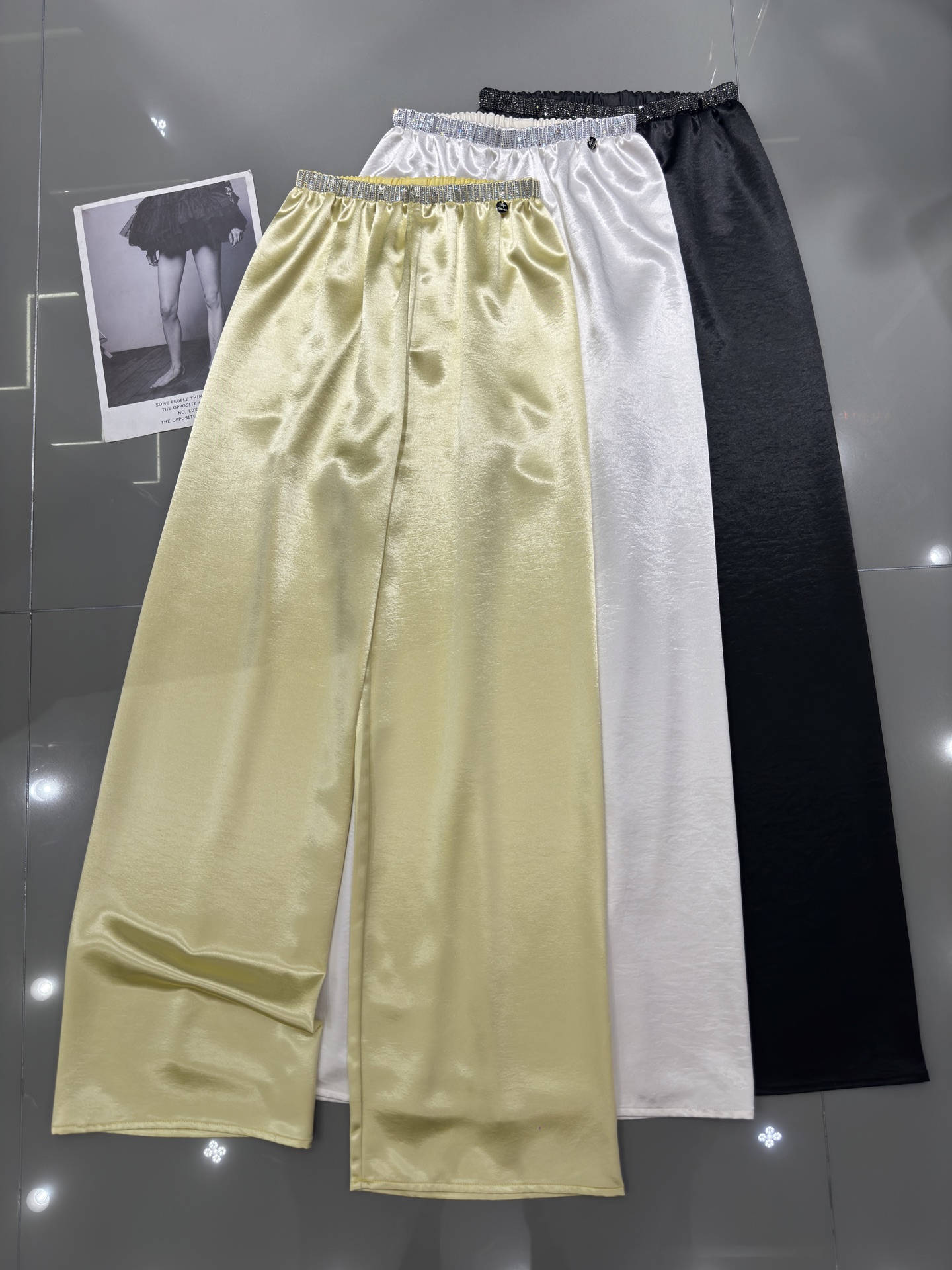 NO:326835,MiuMiu - New diamond waist acetate wide-leg pants. The fabric is super texture. The style is positive. The drooping feels very good. The upper body looks slim. Simple brand. Recommended three-color smlxl,,miumiu,alexander wang.19860909MiuMiu - 新款钻腰醋酸阔腿裤 面料质感超强 版型正 垂感超好 上身显瘦 简约大牌 推荐推荐 三色 smlxl,,miumiu,alexander wang,Women's clothing