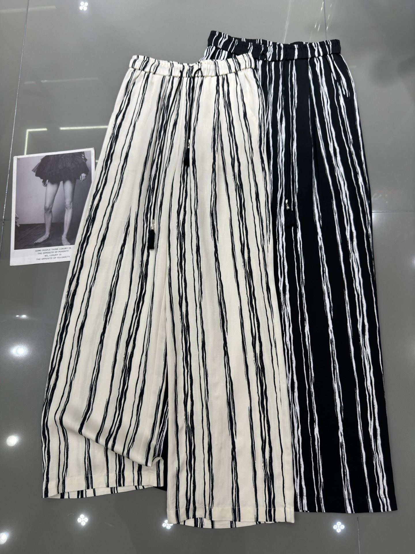 NO:326838,QING OUYANG - New style of Tencel linen fashion casual pants Classic striped whisker straps Fabric texture Super good pants smlxl,,alexander wang19860909QING OUYANG -新款天丝麻料时尚休闲裤 经典条纹毛须绑带 面料质感超好 裤型绝绝子两色 smlxl,,alexander wang,Women's clothing