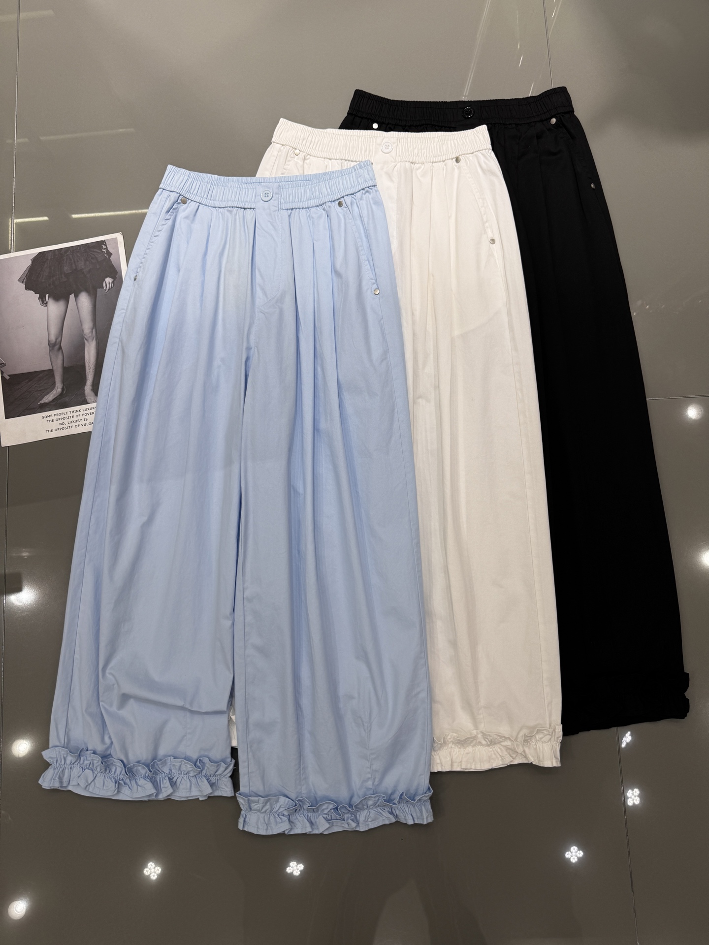 NO:327607,MiuMiu- New thin elastic casual pants, lace design of trousers, super slim on the upper body, the color combination is also very beautiful, the color is full of summer atmosphere~ Three-color smlxl,,miumiu,alexander wang19860909MiuMiu- 新款薄款松紧休闲裤 裤脚到花边设计 上身超显瘦 颜色搭配也是非常好看滴 颜色满满的夏天气息感～ 三色 smlxl,,miumiu,alexander wang,Women's clothing