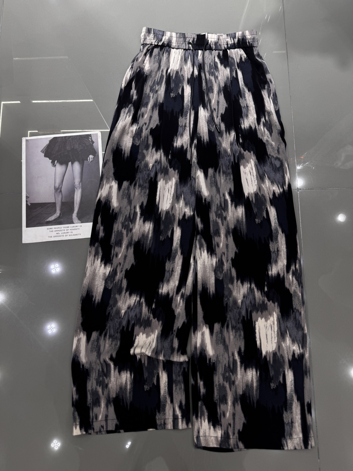 NO:327609,Alexander wang vertical tie-dye wide-leg pants, slightly loose style, fashionable and fashionable fabric, soft and comfortable style, outstanding single color smlxl,,alexander wang,alexander wang19860909Alexander wang 大王竖条扎染阔腿裤 版型微宽松 版型时尚洋气 面料柔软舒适 版型绝绝子 单色 smlxl,,alexander wang,alexander wang,Women's clothing