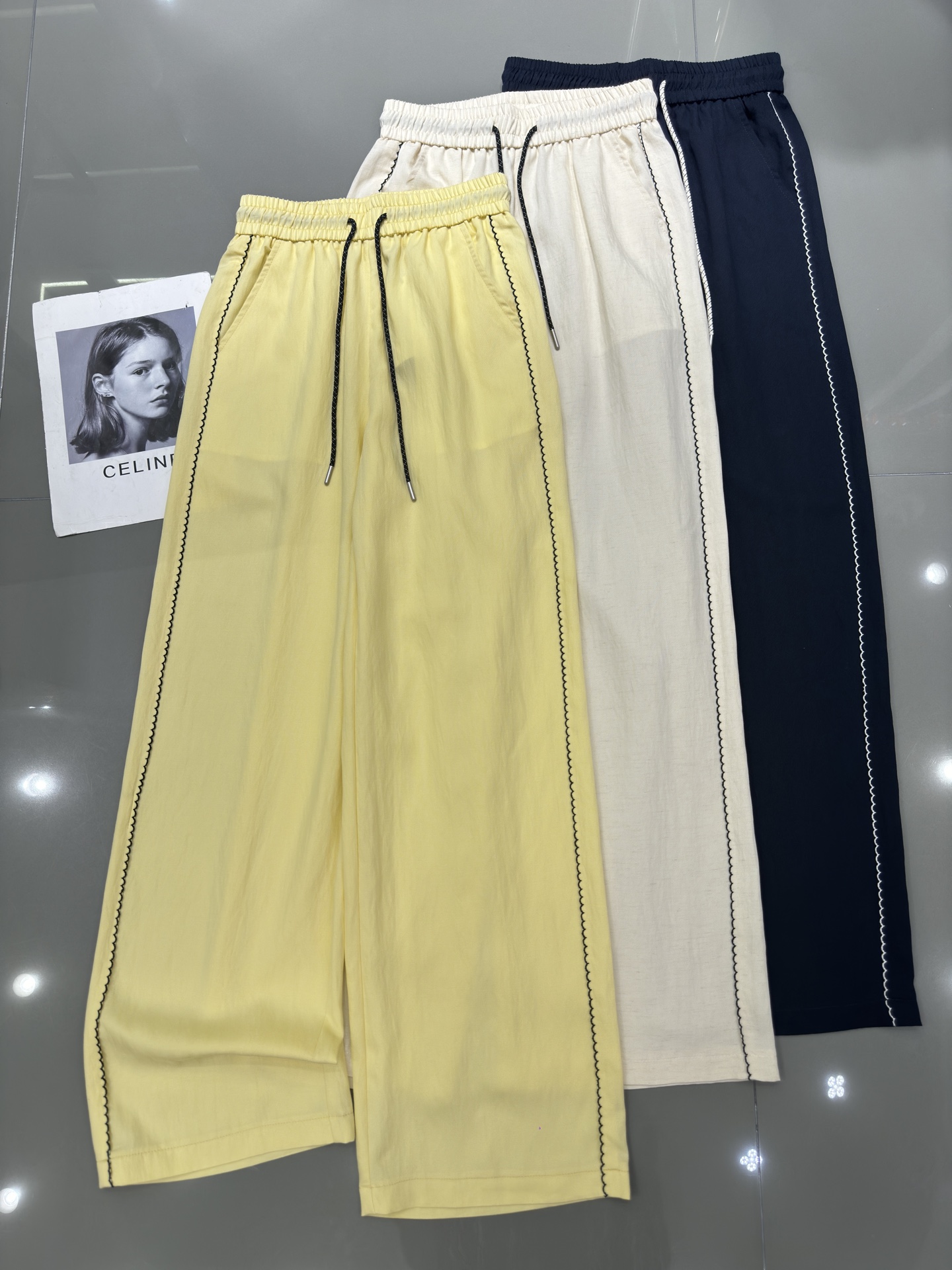 NO:327612,MM6-New summer thin tinel linen wide-leg pants, side seam corrugated edge design, fabric soft and comfortable, elastic waist design, cover flesh and make it look slimming, the style is absolutely unique, monochrome smlxl,,masion margiela,alexander wang19860909MM6-新款夏季薄料天丝麻料阔腿裤 侧缝波纹边设计 面料柔软舒适 松紧腰设计 遮肉显瘦 版型绝绝子 单色 smlxl,,masion margiela,alexander wang,Women's clothing