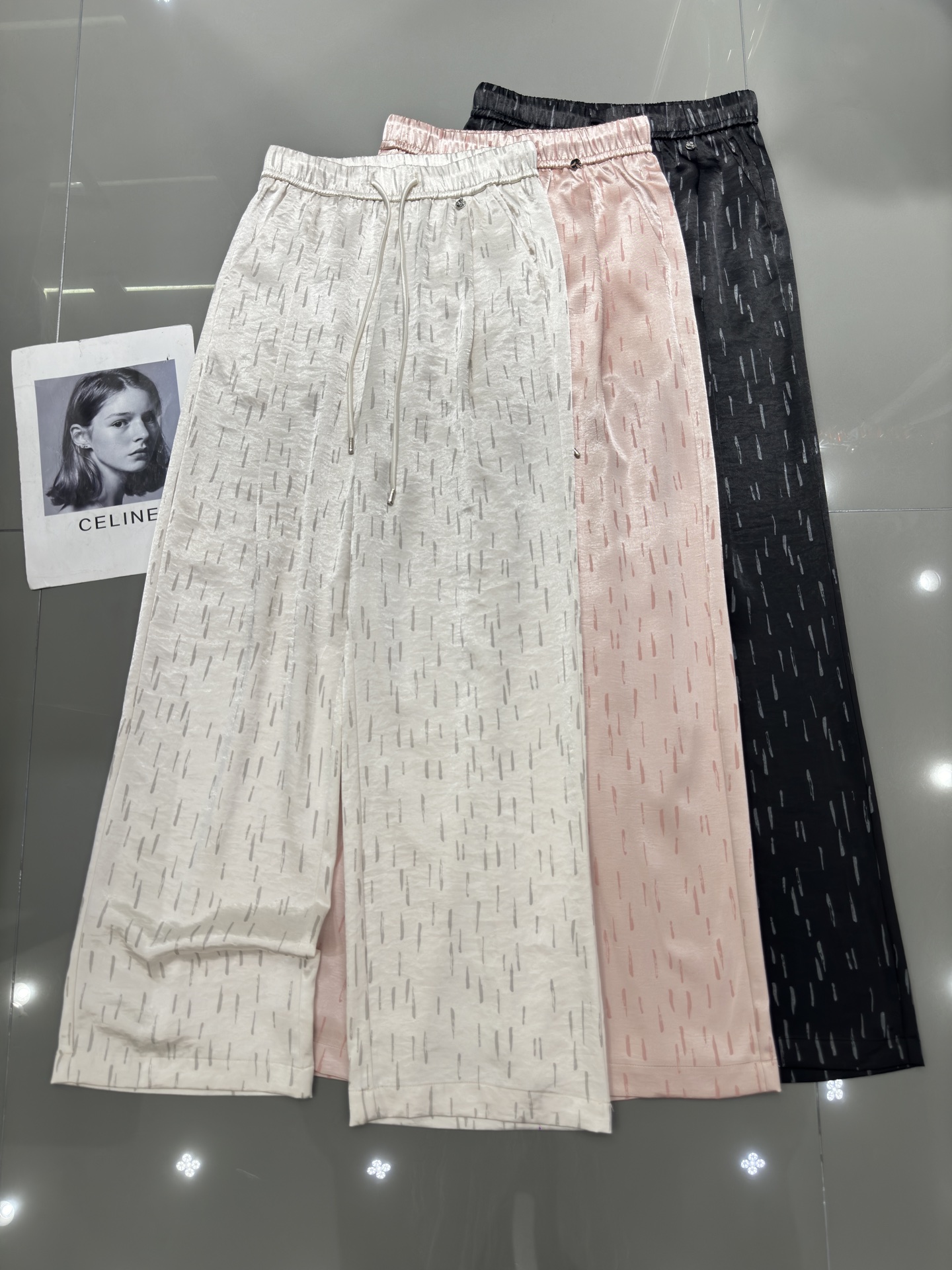 NO:327615,Alexander wang Dawang thin flash acetate wide-leg pants. The fabric is very good, the style is positive, the draping feels very good, the upper body looks slim, simple brand. Recommended three-color smlxl,,alexander wang,alexander wang19860909Alexander wang 大王细闪醋酸阔腿裤 面料质感超好 版型正 垂感超好 上身显瘦 简约大牌 推荐推荐 三色 smlxl,,alexander wang,alexander wang,Women's clothing