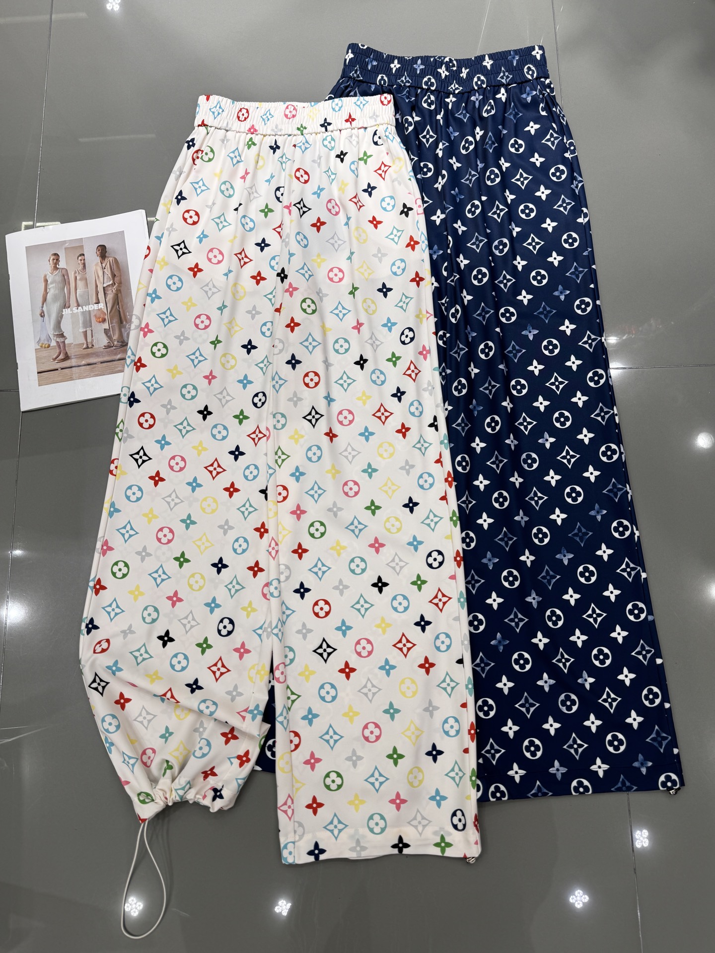 NO:328164,LV summer new printed ice silk wide-leg pants custom fabric full of drooping, good quality, super high cost performance, super positive style, slim and versatile smlxl,,louis vuitton,alexander wang19860909LV 夏季新款印花冰丝阔腿裤 定制面料 垂感十足 品质好 性价比超高版型超正 显瘦百搭 smlxl,,louis vuitton,alexander wang,Women's clothing
