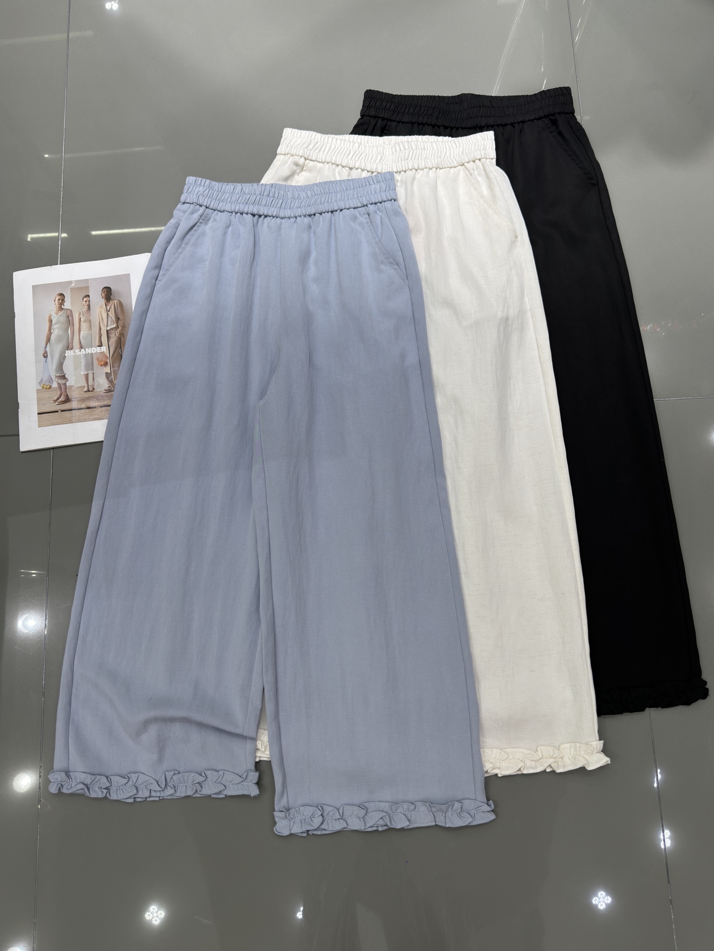 NO:328161,MiuMiu- New style of trouser legs with lace silk cotton cropped pants, super slim upper body, super inclusive, versatile, slim and lazy, soft and breathable fabric, three-color smlxl,,miumiu,alexander wang19860909MiuMiu- 新款裤脚拼花边丝绵九分裤 上身超显瘦 包容性超强 百搭显瘦慵懒感十足 面料柔软透气 三色 smlxl,,miumiu,alexander wang,Women's clothing